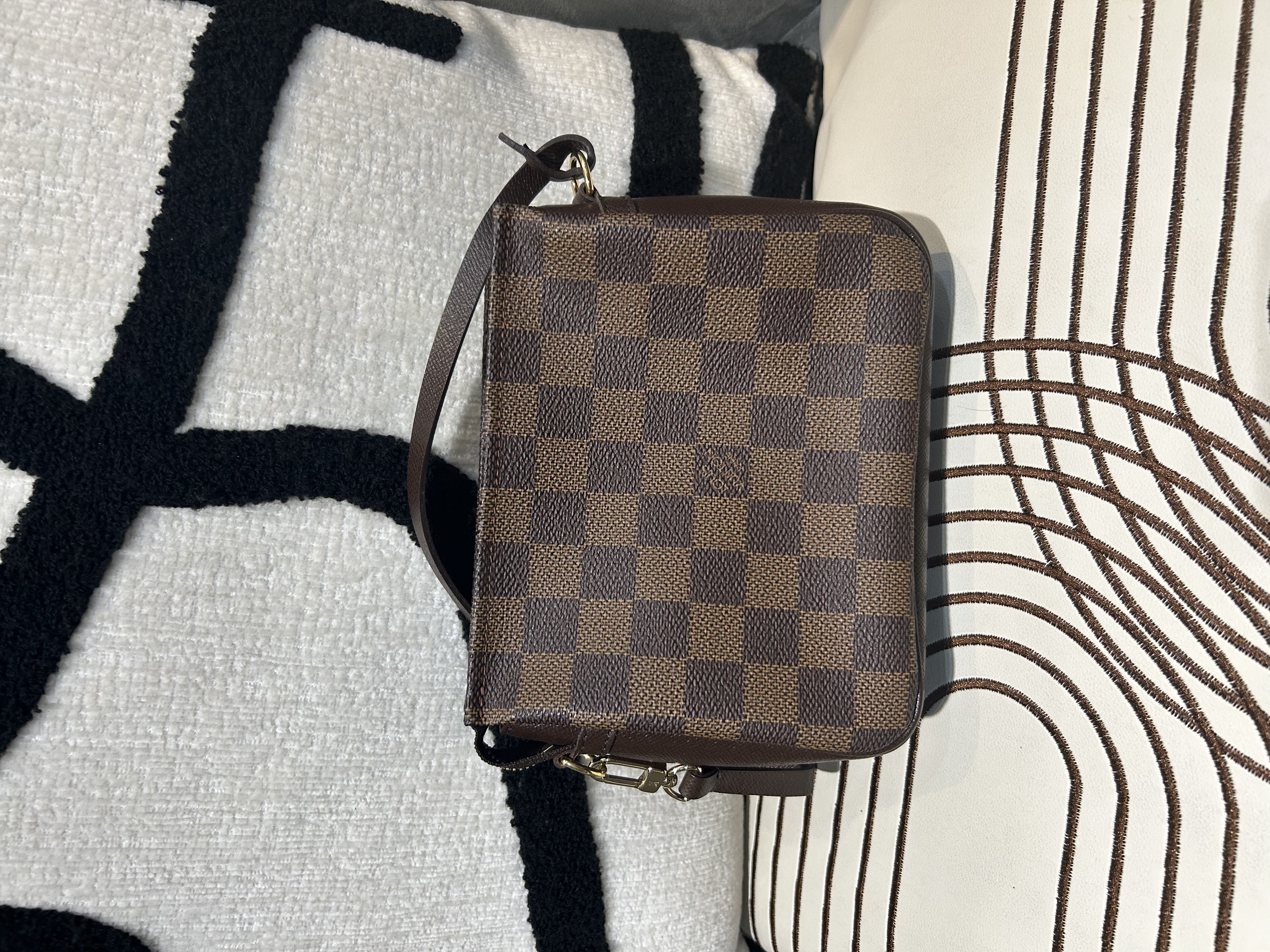 LV Damier Ebene Pochette 100%Authentic, 95%New