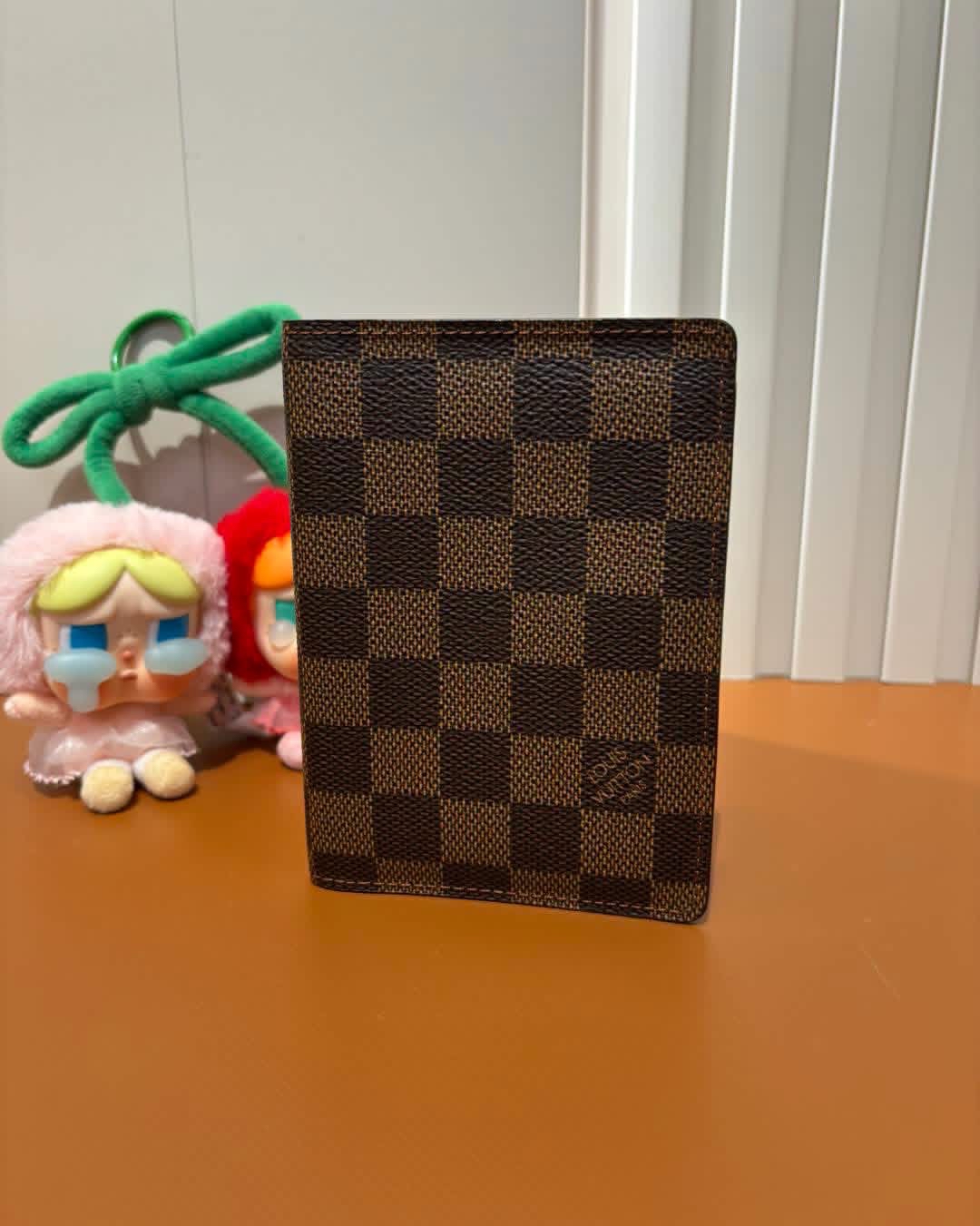 Lv passport holder 100%Authentic, 98%New