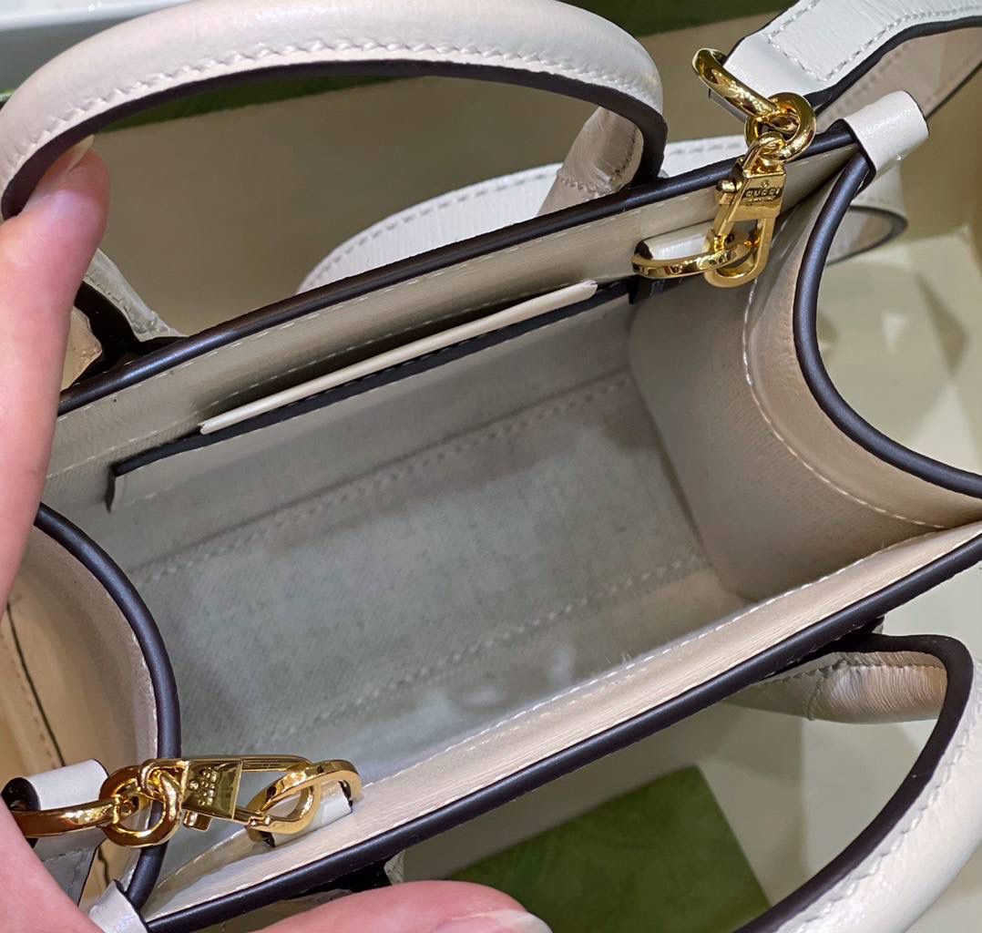 ✈️✈️✈️#🔥Retre 迷你 𝐓𝐨𝐭𝐞 # ▫️型号：671623 ▫️尺寸：16*20*7cm [烟花]全网火爆的迷你小托特，琴谱的基础包型完全不踩雷，直接盘肥家[666] 原厂牛皮➕Pvc老花 保留经典双G椭圆行标牌，内部卡座隔层、手链斜挎随意切换，𝐛𝐢眼入！