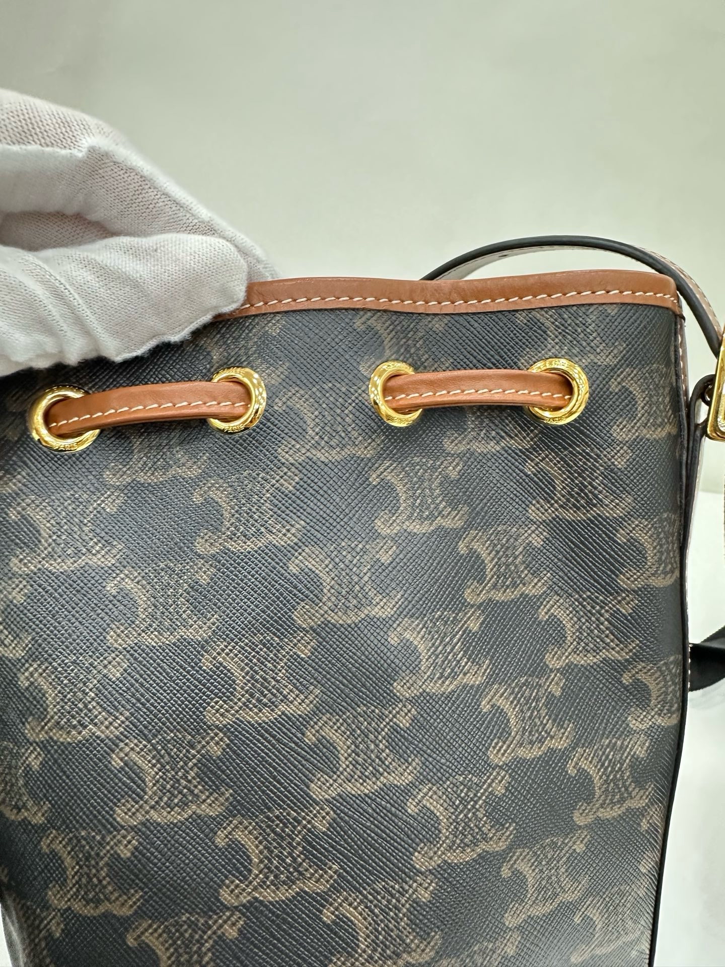 直播貨品 |  [1個-$100 2個-$300］E03