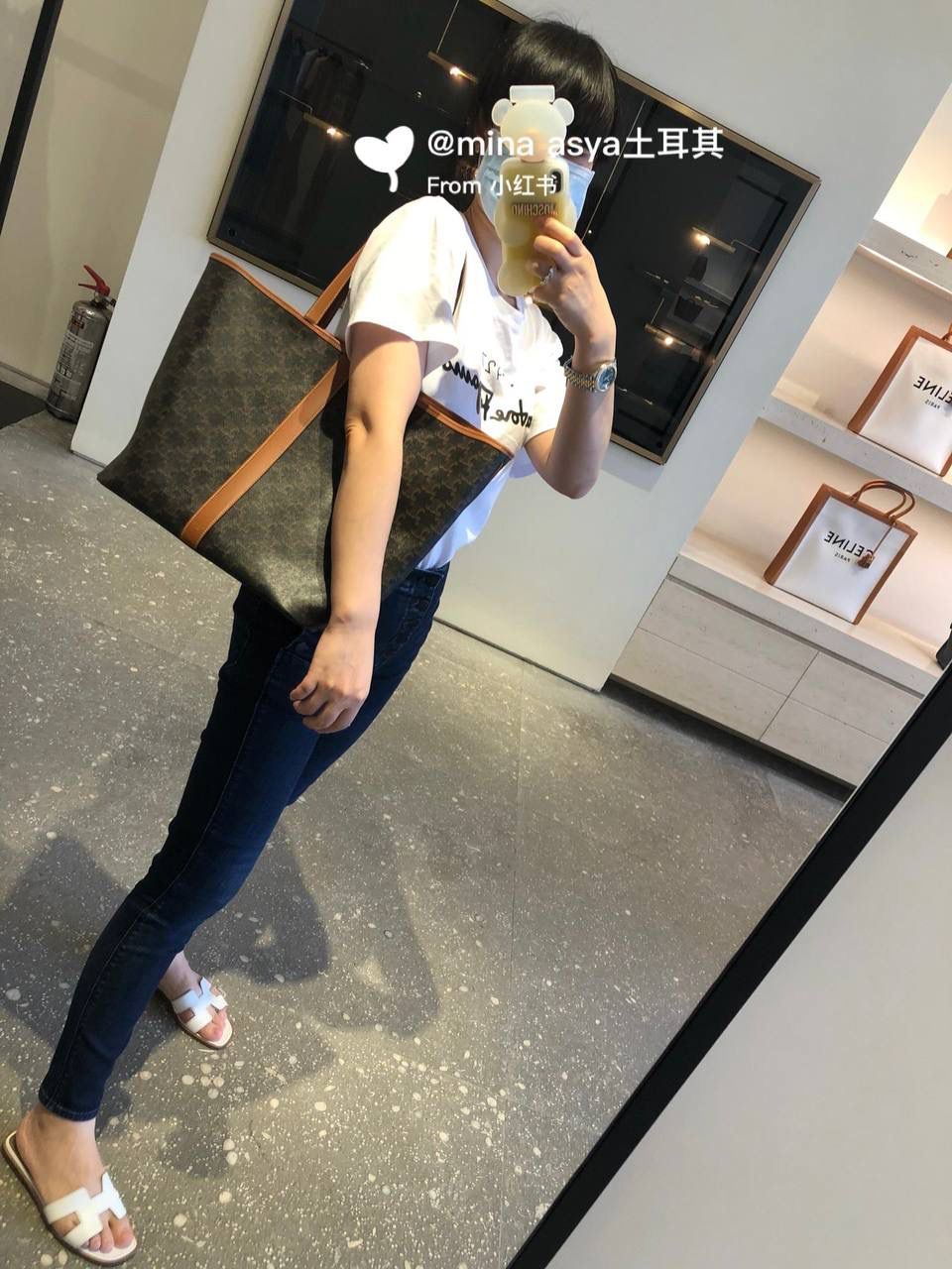 🔥大货实拍图 𝗖𝗘𝗟𝗜𝗡𝗘♥𝗧𝗥𝗜𝗢𝗠𝗣𝗛𝗘 𝗖𝗔𝗡𝗩𝗔𝗦购物袋 型号：191112 尺寸：30*37*22cm CELINE老花购物袋💁‍♀️不想和人撞包的妹子们可以考虑这款哦！经典的老花设计，简单又耐看，低调而不张扬，包包是磁扣开合，使用起来也很安全！