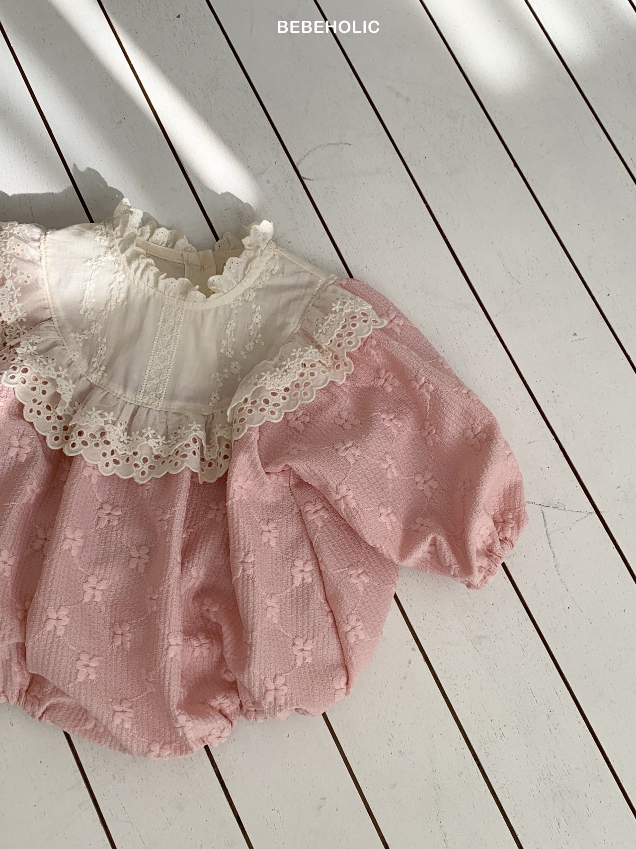 🌸預訂 韓國直送🌸🇰🇷BEBEHOLIC兩色花卉提花蕾絲領長袖包屁衣