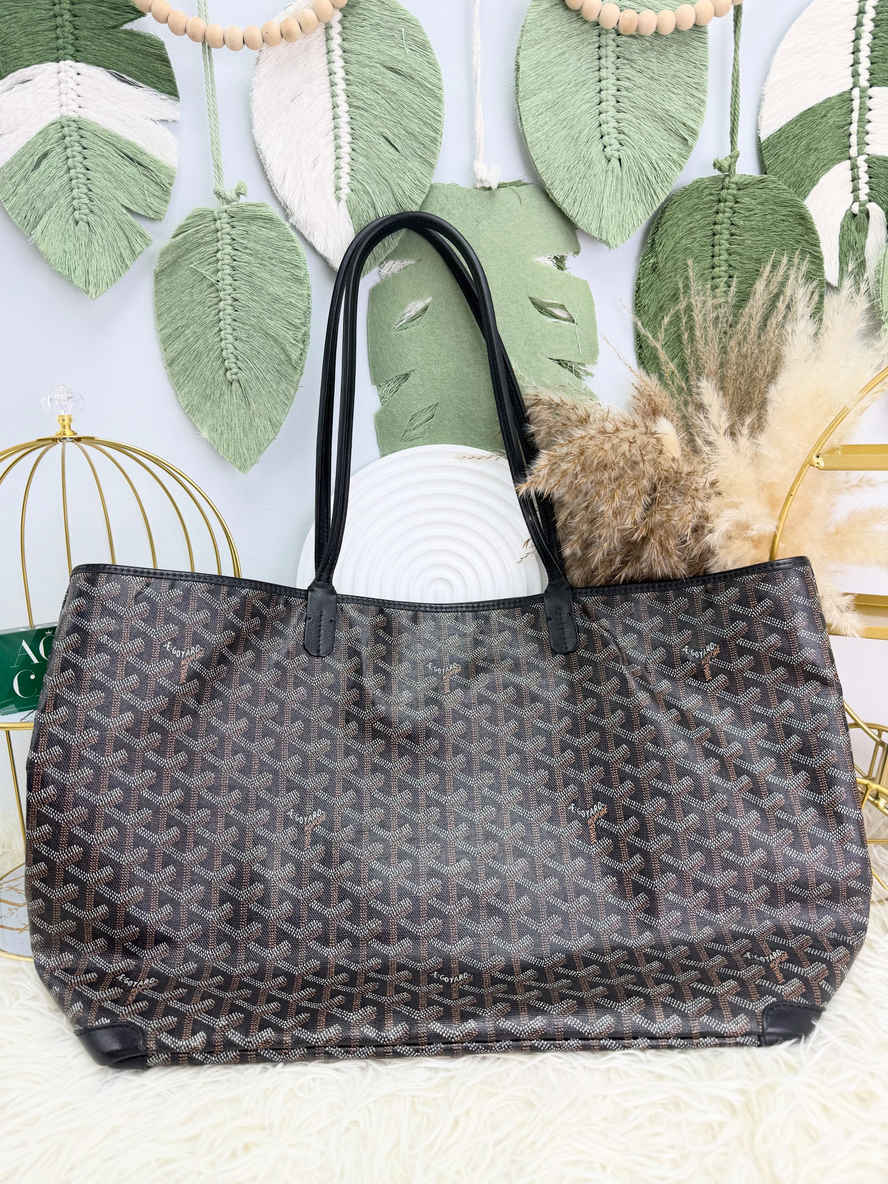 Goyard 👜 PRE OWNED 🛍️ MM size Artois Tote Bag🤎  34*14*27cm   💥超抵用‼️  💰優惠價 : $7980 85%new #收袋王  喜歡的話快點pm/whatsapp 我們💓 銷售熱線51111 321（whatsapp)  我們服務包括有：手袋飾物回收、手袋置換(一換一、一換多也可以） 、專業手袋鑑證、專業手袋護理 Is 購買方法 🏢親臨門市 荃灣南豐中心15樓1521室（荃灣地鐵站a出口1分鐘到）敬請預約 ❤️只賣正品正貨，任驗💓🫰🏻 ❤️‍🔥本店為香港註冊公司絕對真貨，信心保證👍🏻 🫰🏻本店設有鑑證服務，有駐場鑑證師  ✨歡迎追蹤我哋各個平台緊貼最新優惠x貨品🔥😍 👇🏻👇🏻👇🏻👇🏻👇🏻👇🏻👇🏻👇🏻  ⭐️Instagram: aoaocave  🌈Facebook: aoaocave收袋王  🔥Carousell: acluxuryhk  👆🏻👆🏻👆🏻👆🏻👆🏻👆🏻👆🏻👆🏻  ___________________________  Disclaimer🫰🏻All trademarks and copyrights are reserved to the original brand holders. @AOAOCAVE sells only authentic goods and is not affiliated with any of the brands mentioned.  @AOAOCAVE 跟任何品牌無關，而且沒有持有任何品牌資版權，亦沒有與任何品牌合作。所有商標及版權歸屬於品牌坊所有，帖子只作分享用途。  #aoaocave #手袋回收