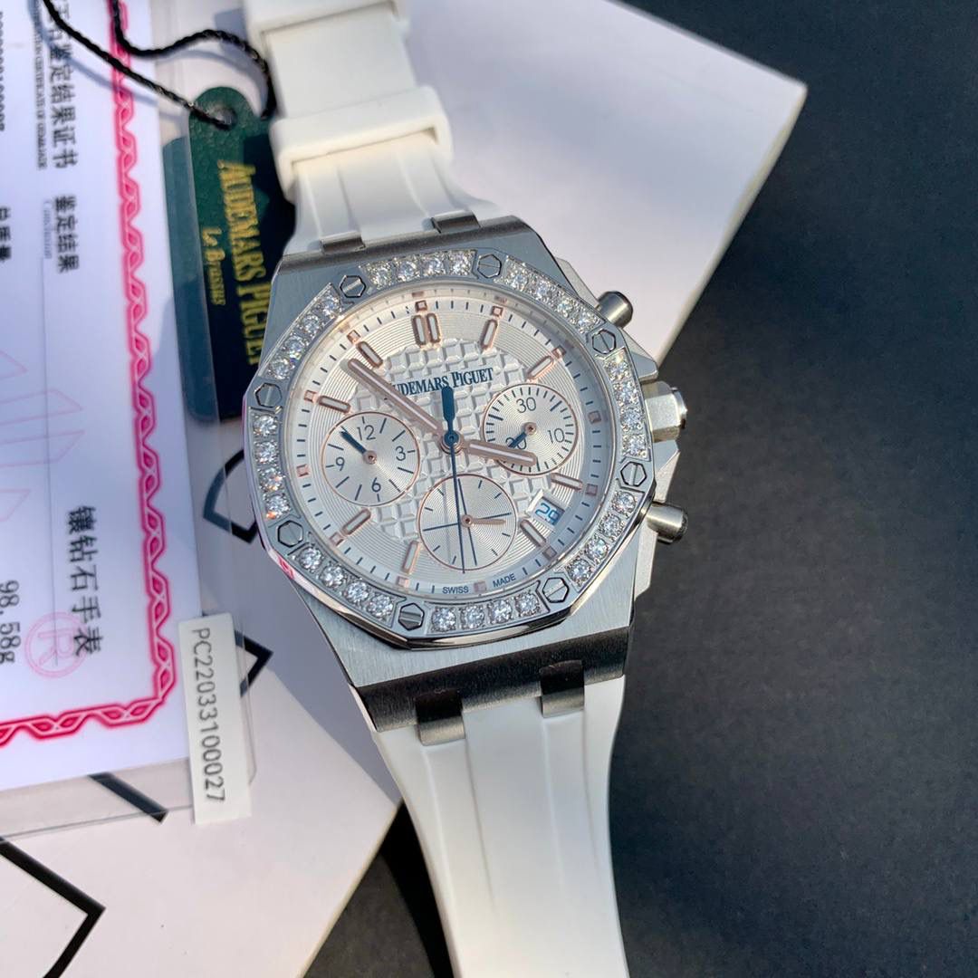 明星王子文同款，皇家橡树离岸系列计时腕表！目前在国内外女款热门之一市场正品一表难求，二手市场价格更是不断上涨！为了保证大家花最少的钱就能买最划算的表款，我们良苦用心！打造技术性攻破已做到壳可正品互换。真真正正做到原装一致！各方面非常谐调优秀！非常难得的款式希望你们不要错过😄