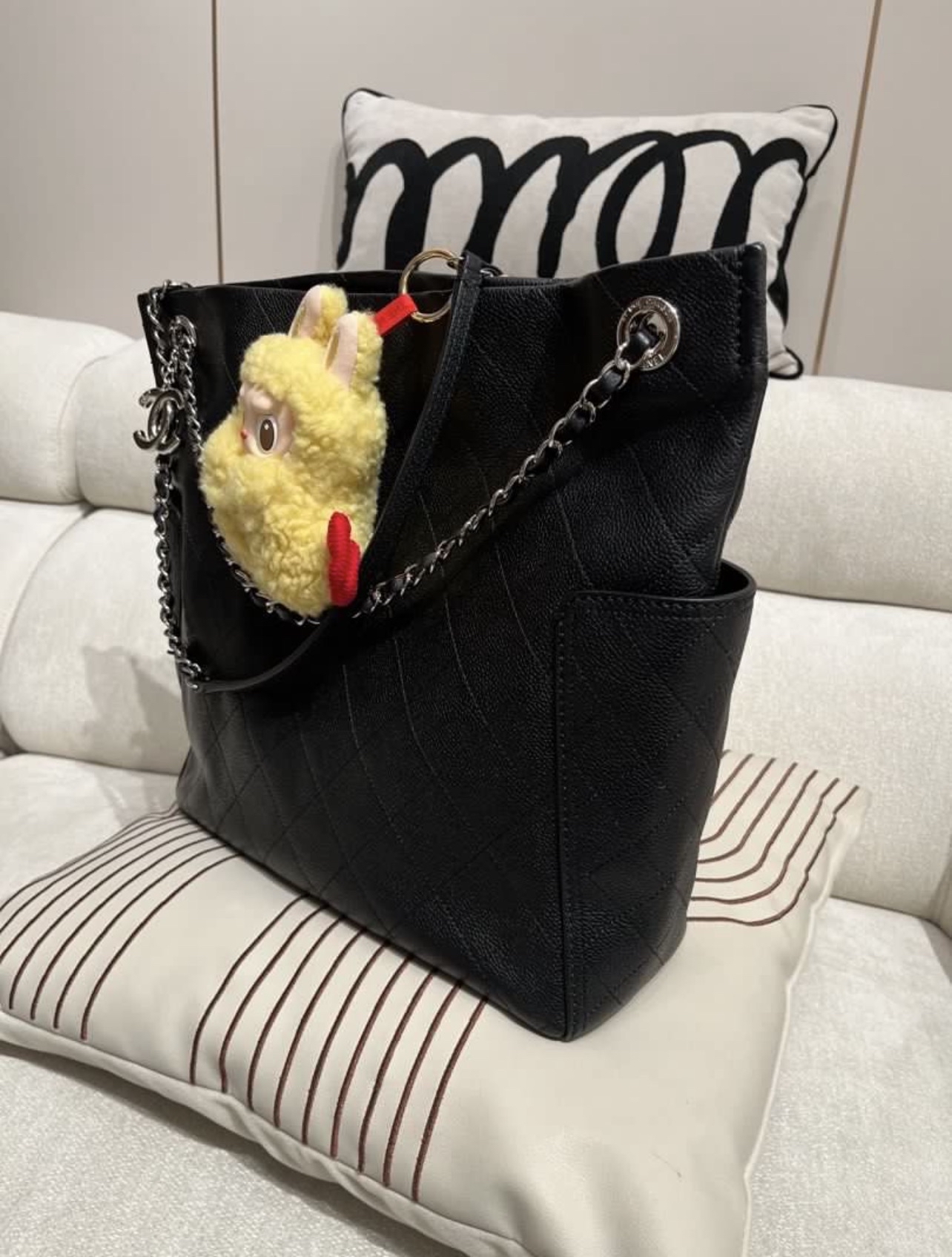 Chanel Shoulder Bag Calfskin 黑色魚子醬牛皮100%Authentic, 98%New ✅19 Card✅Dust bag