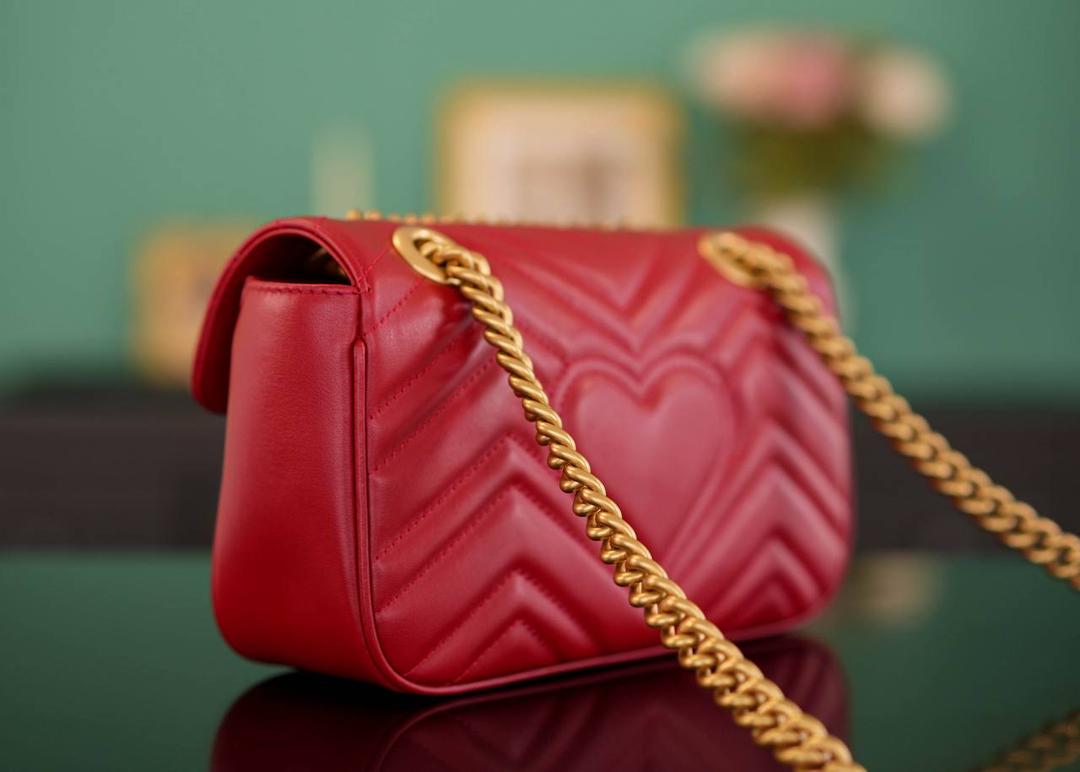 👜Marmont系列肩背包经典款 红色 22cm💕 （原厂皮 全铜五金） 正品售价¥18.000 独家原厂皮发售 限量级别 以前欣赏不了红色的包 但是现在真的觉得红色很赞很高级 黑色的衣服搭配个性张扬的红色 真的是又美又飒满满的女人味~ 官方款号 446744 尺寸小号：22x13x6cm 尺寸大号：26x15x7cm