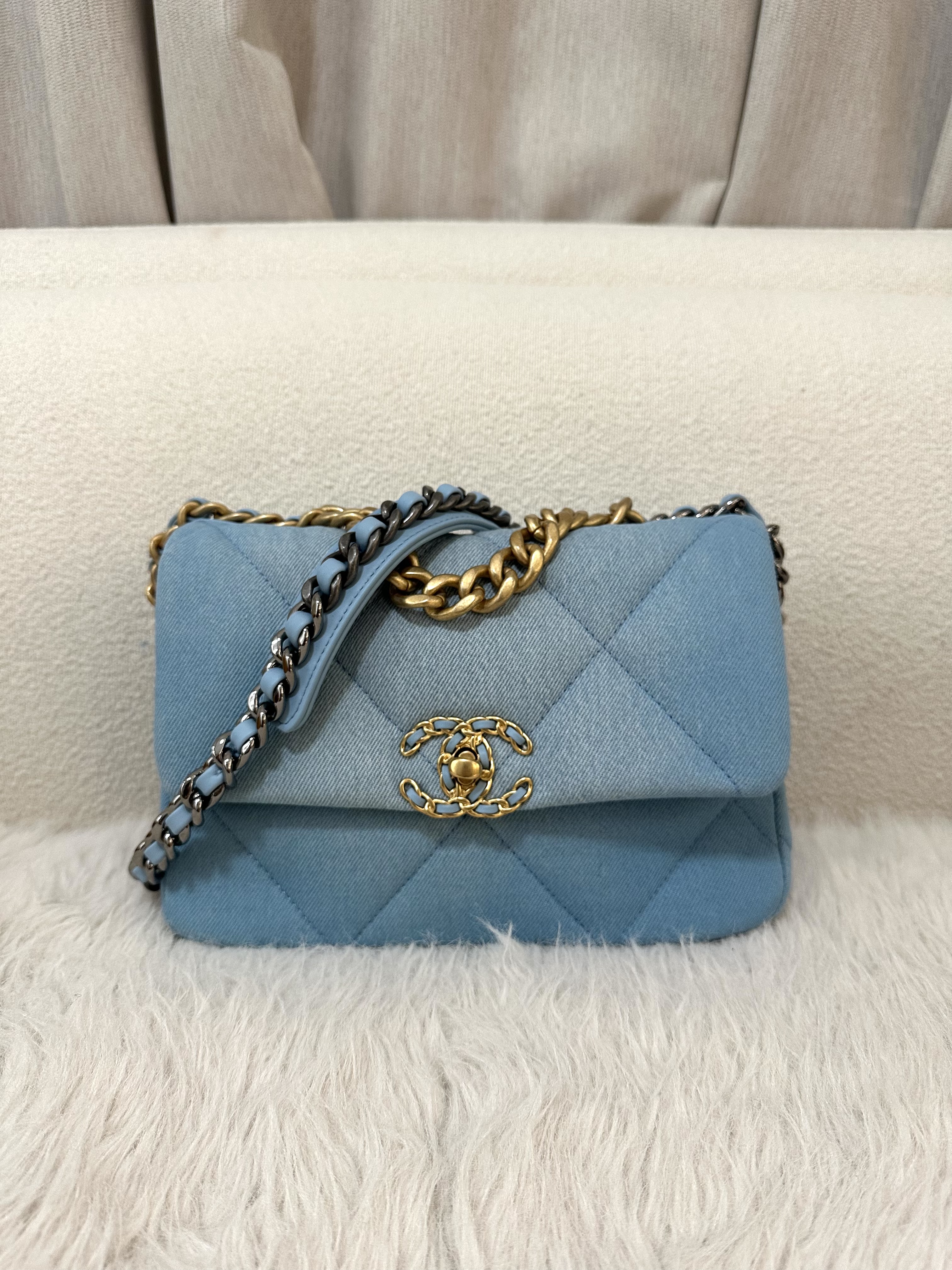 Pre-owned Chanel C19 Flag Bag/ Product Code: 26022126