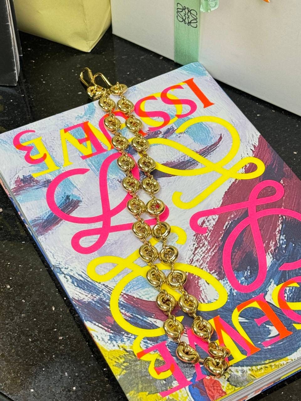 “全新升级*不锈钢材质” 甜甜圈⛓️链条肩带（金色） 尺寸：68×1.6×0.5cm 秀场甜甜圈链条同系肩带，进一步突出了手袋的造型高，引入了鲜明活泼的精神态度😉。