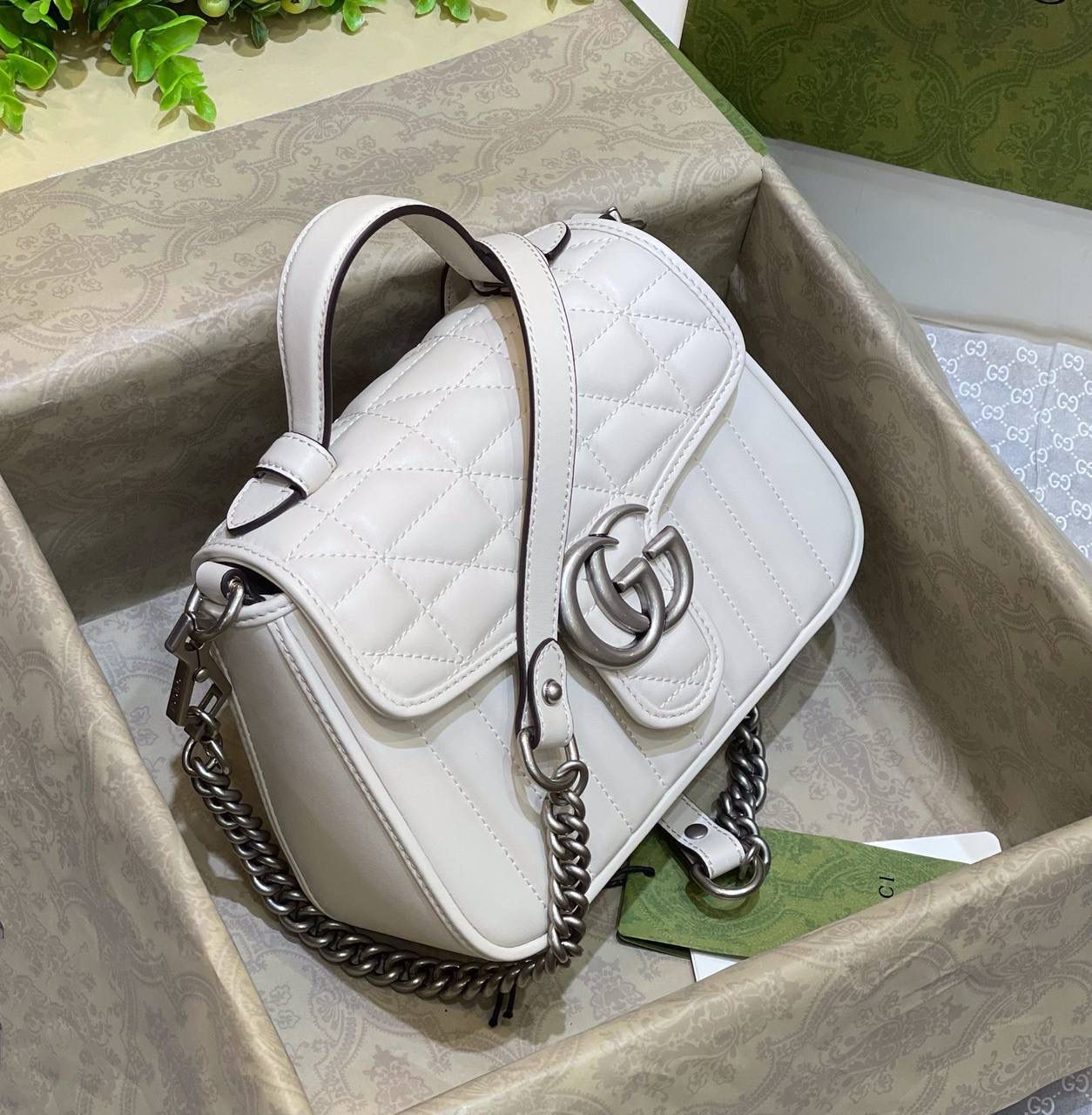 ✈️✈️✈️🔥𝙈𝙖𝙧𝙢𝙤𝙣𝙩 菱格原厂皮# ▫️型号583571 ▫️尺寸 21*15.5*8cm G家新款系竖菱格主题，焕新演绎经典造型，选用原厂牛皮材质，饰带银灰色双G，可拆卸金属链肩带设计，可令手提包轻松转换成肩背包，打造多种携带选择。