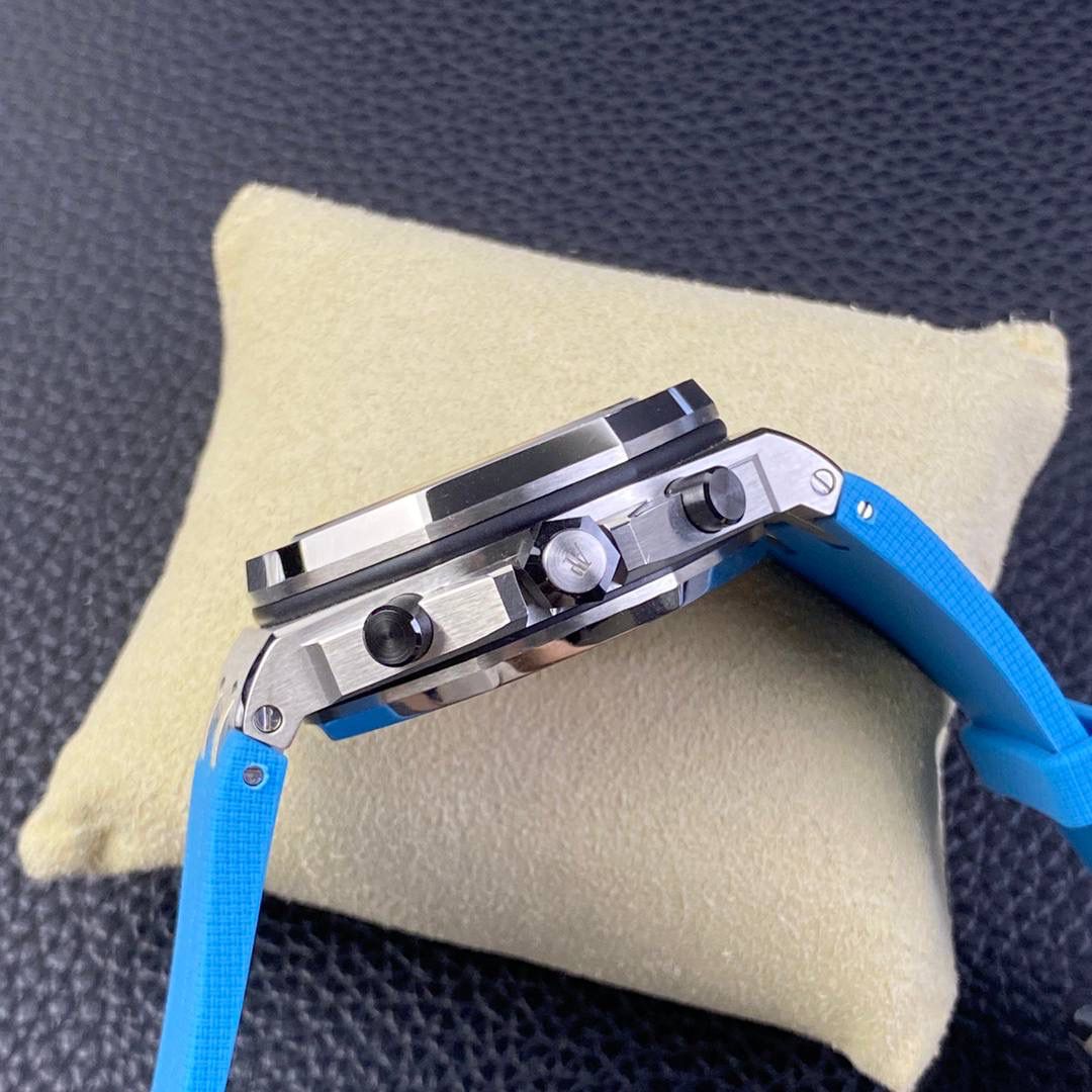 新配爱彼皇家橡树离岸型26238系列42Mm腕表 秒杀市面上所有版本“封顶之作 杜绝一眼假”在原有的基础上 潜心研发 突破壁垒 打破原装封锁技术，同步原装独家计时码表款可松动头粒”使上手最大程度贴合手腕，大大提高了佩戴的舒适 同时也杜绝一眼假的尴尬处境。真正做到从每一个喜欢手⌚️的表友角度考虑 1. 表壳与圈口的选料，使用进口的氧化锆，无需任何颜料，以超高的压力与超高的温度锻造，形成超高密度的彩色陶瓷 2.采用最新CNC级别的打磨技术，将整个表壳的个个角度完美处理，3.每颗六角螺丝都与表框处于同一平面上，不接受一丝一毫的凸显与凹陷，真正诠释了何为顶级复刻艺术 4.表盘以爱彼经典的大格纹为背景，层次分明的方格排列，经过完美打磨，将匠人的工艺体现的淋漓尽致 5.镜面采用双面蓝宝石镜片，天然橡胶皮带，6.机芯采用原装3126的计时机芯，十二位的小秒，6点钟位和九点位的12小时计时与30分钟计时，完美的还原了原版的所有功能，每块手表APF厂都经过人工QC确保机芯的稳定性，真正做到无可挑剔欢迎各位 表友鉴赏‼️💯🔥