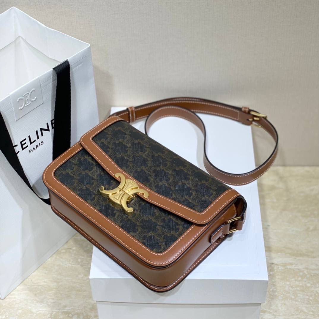 🔥大货实拍图 𝗖𝗘𝗟𝗜𝗡𝗘 ♥ 𝗧𝗥𝗜𝗢𝗠𝗣𝗛𝗘 𝗕𝗢𝗫中号 在原来的锁扣上加了CELINE首字母凯旋门扣，完完整整的巴黎血液注入啊！将复古元素与品牌一向拿手的利落线条相结合，气质 高贵！ 型号：191242 小号尺寸：22.5*16.5*7.5cm