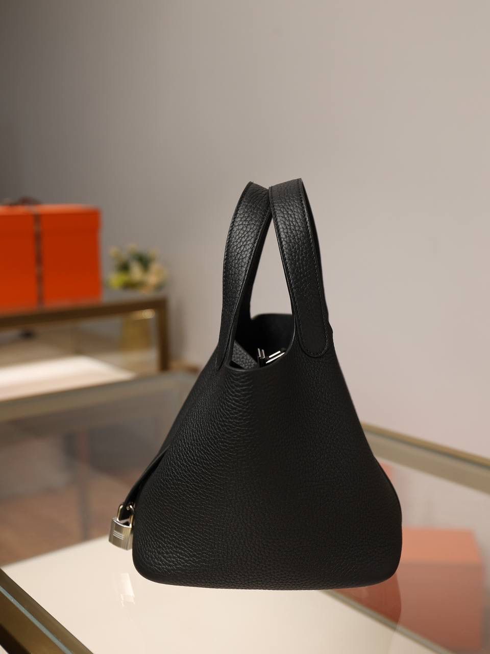 H菜篮子🧺✨正式上线！ 黑色18cm银扣扣 独家渠道货！手机实拍！独家背景！ 纯手工制作、细工慢活、工匠精神雕刻的艺术精品！ 尺寸：18 X 19 X 13.5cm