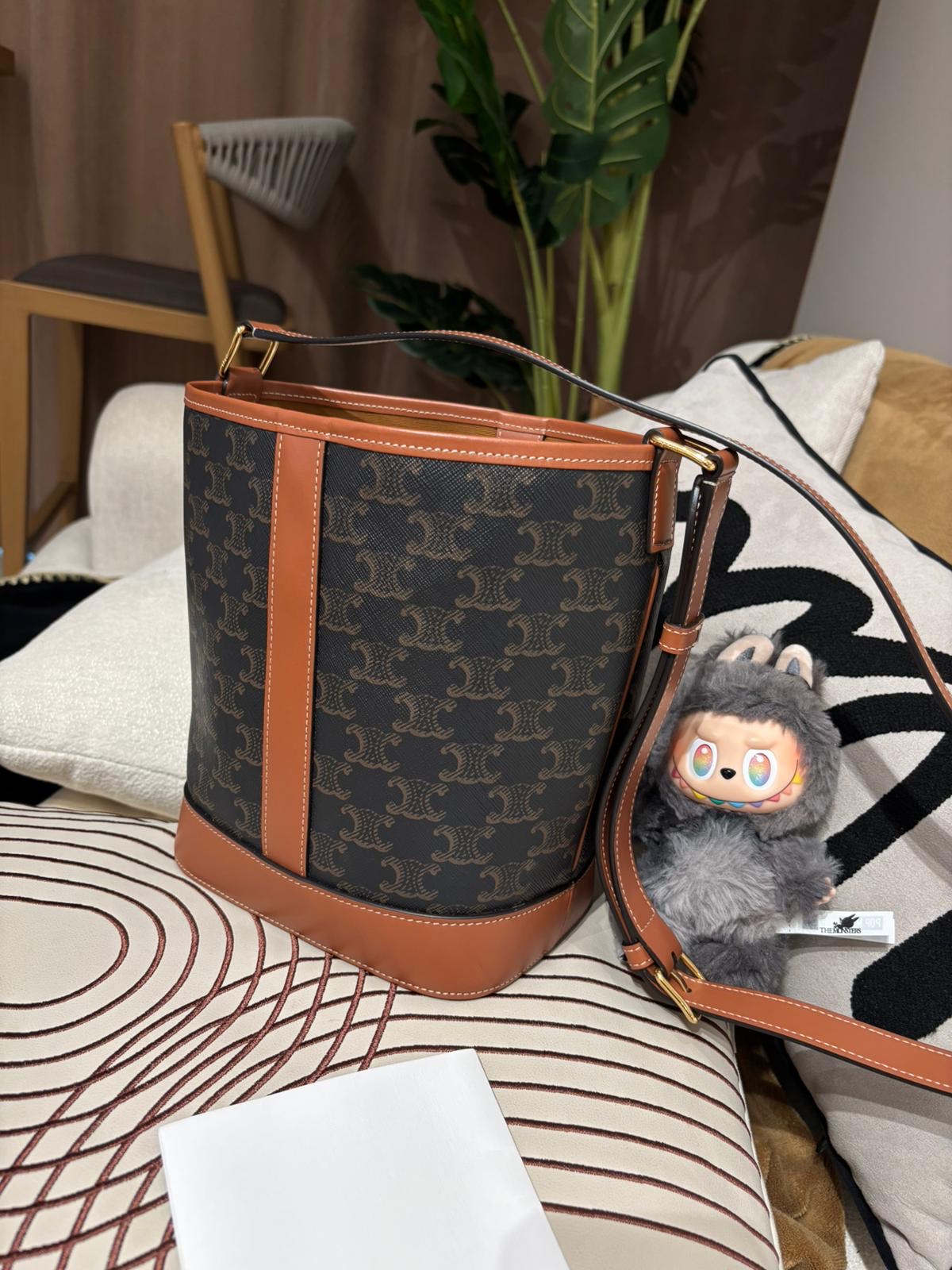 未使用品 CELINE SMALL BUCKET IN TRIOMPHE bag 100%Authentic, 未使用Unused ✅專門店收據 ✅塵袋 