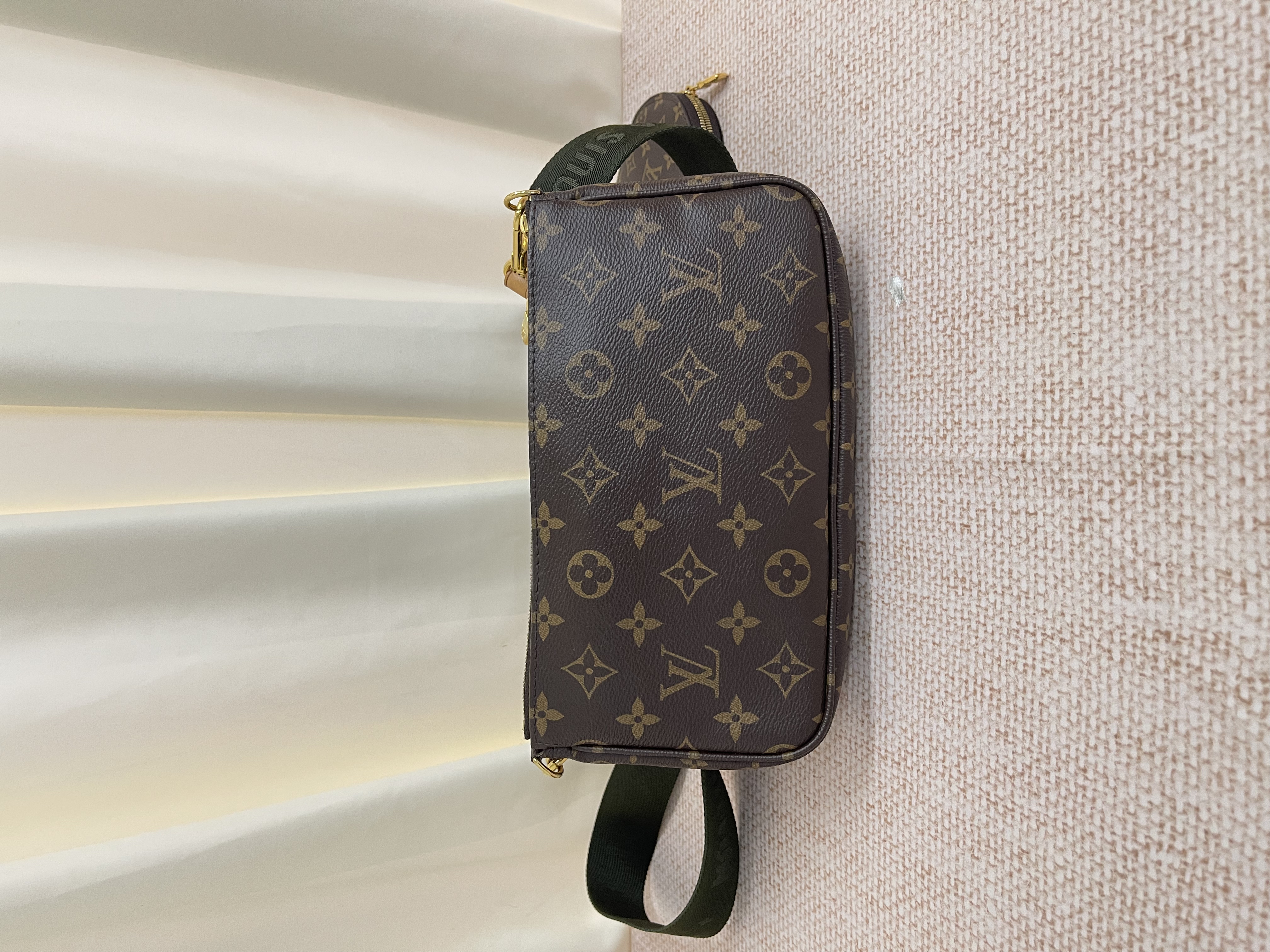 Pre-owned Louis Vuitton 5 in 1/ Product Code: 26041903