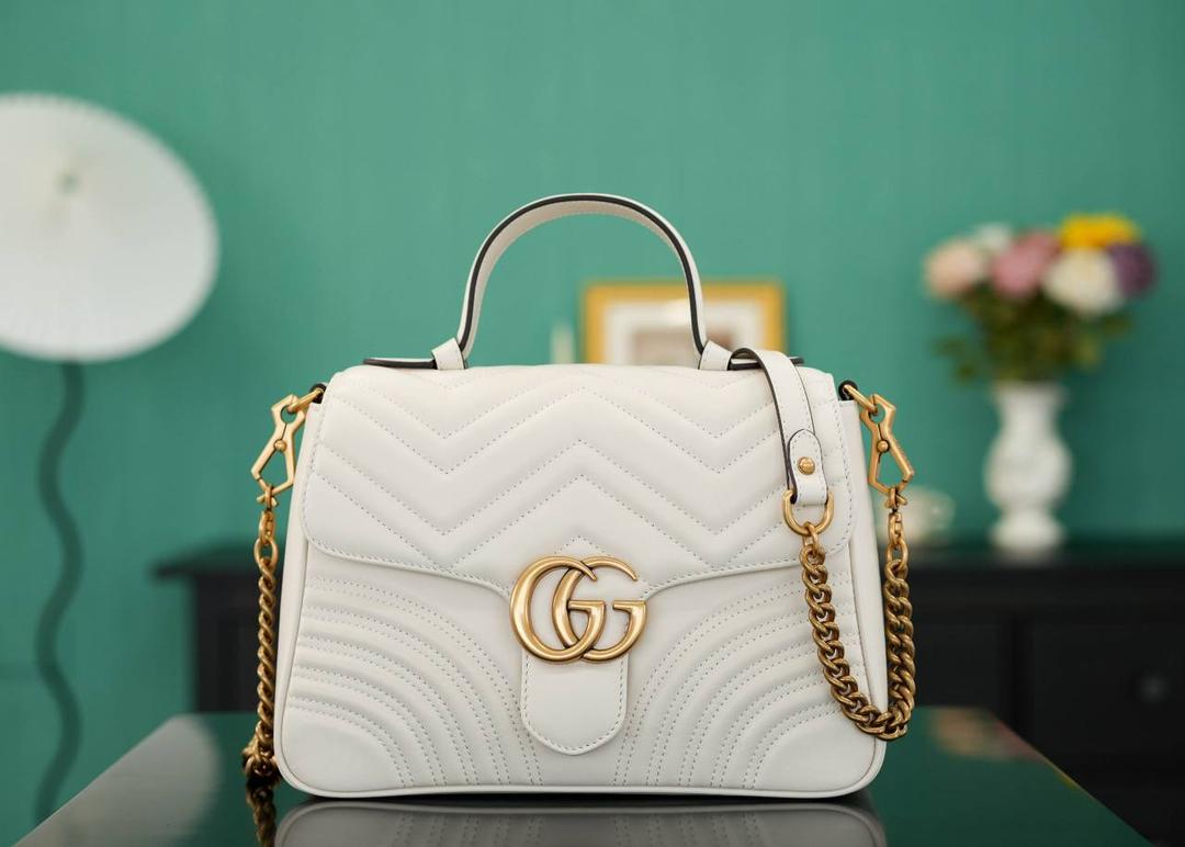 👜🔥Marmont系列绗缝手提包邮差包 白色 27cm （原厂皮 全铜五金） 正品售价,500 独家原厂皮发售 限量级别 意大利原材料开发，这个大小简直是最完美的尺寸，什么随身携带的东西都可以轻松收纳，能手拎也可以单肩斜挎，自重轻，超级百搭不挑人~白色温柔大气，好看极了！！！ 官方款号 498110 尺寸大号：27x19x10.5cm 小号：21x15x8cm