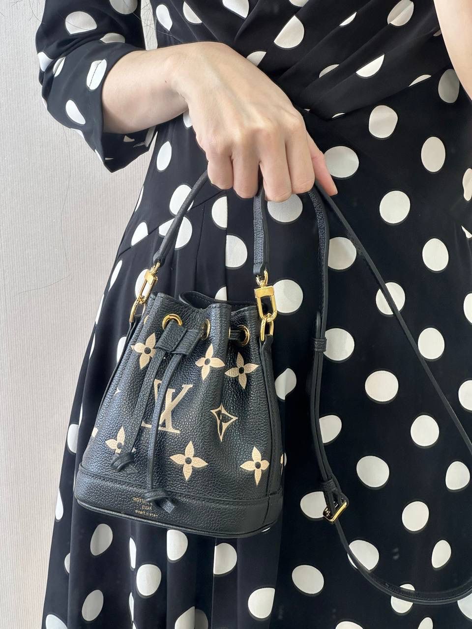 Nano全皮小水桶👜✨ 今天这款nano水桶包更是火出圈的节奏！不仅可以手提，更可以调节肩带!! 原厂进口牛皮➕撞色老花压纹，东西都是独一无二 的正，包型也是堪称万年经典 经典中的经典 💕 尺寸：13-9.5-16cm