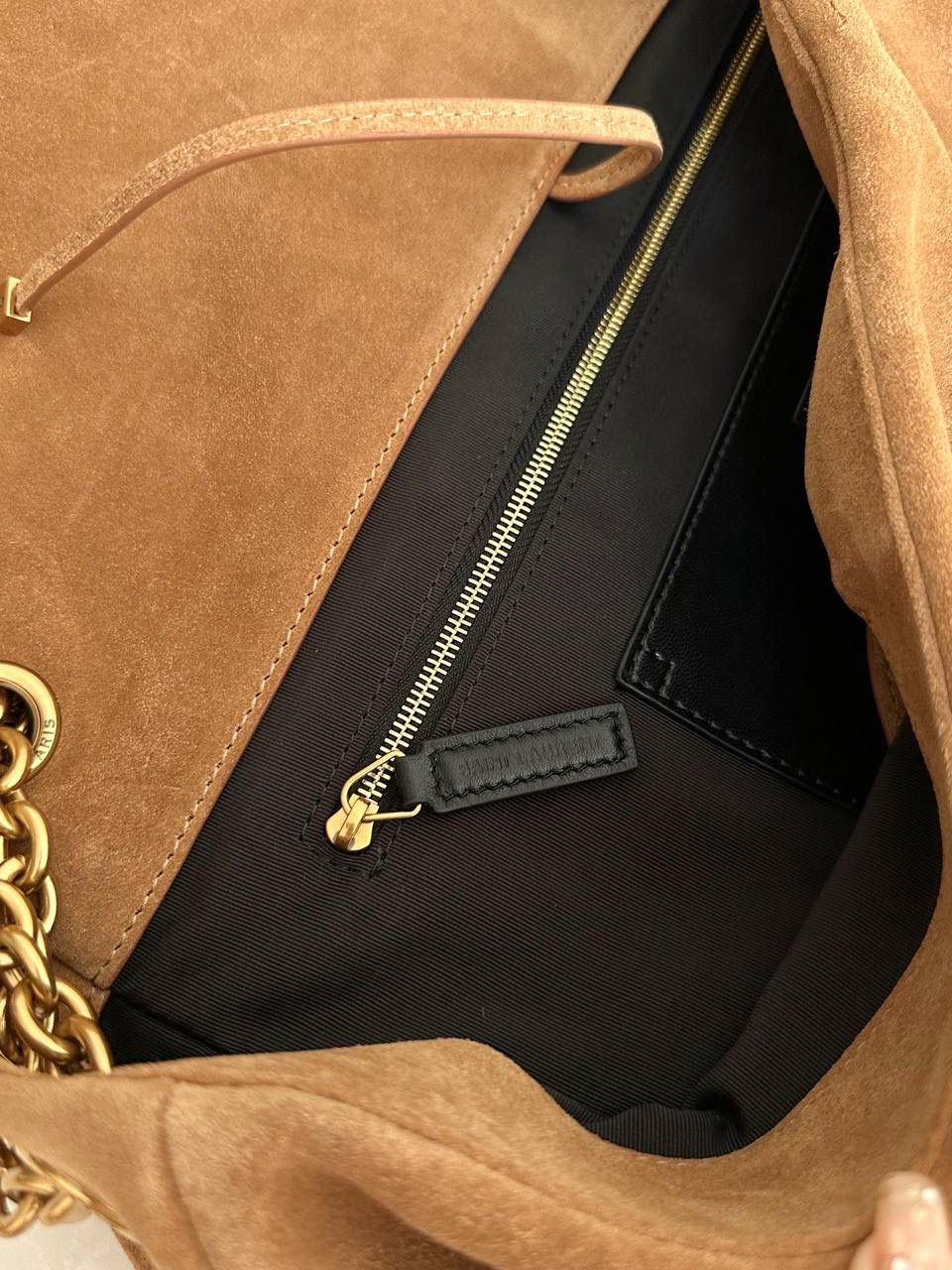 销量王🔥 ys1 jamie羊皮链条大包 麂皮棕 第2批到❗️这个羊皮，zp是微微珠光感的 市场上现在出的都是哑光的羊皮 背出去可以说是一眼jia🥲 小包用不对版或者差一点的皮还说能浑水摸鱼 但是大包真的不行😂 要不是为了等这个正确版原厂皮 我们早就出货了！还有五金也是全部等对版的 包括小小的一个鸡眼，一点都不能马虎 需要高品质的bb跟我走，不会错！ 43×29×9cm742431m