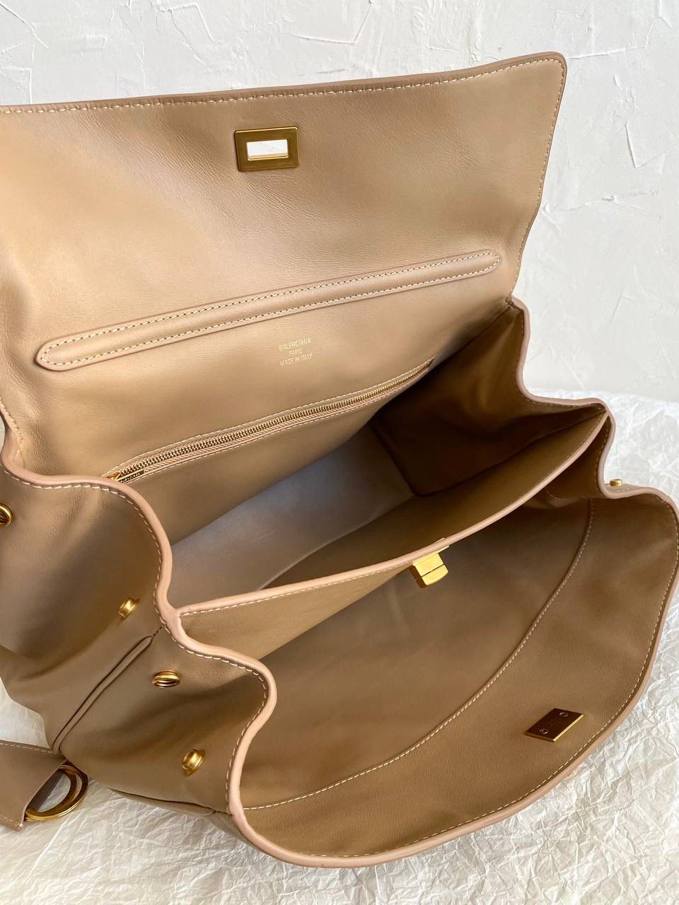 销量王🔥 ba1enciaga rodeo中号奶茶色🏉 准准的大爆款，大家都知道吧 哎呀，每次遇到这种超好看的大爆款 就很想在买版的那一刻 就立马能开发出来给你们背！ 去专柜试背了一下三个尺寸 160的个子觉得小号中号都可以 小号更优雅气质，手提斜挎都好看 中号就更松弛慵懒，腋下背好看！ 中号是可以放a4书本和13寸的笔记本的 163以上，喜欢大包的姐妹果断敢敢的冲大号！ 中号：35×23.3×10.9cm789772m 小号：28.9×20×9.9cm789779m mini：23×17×9cm795456m