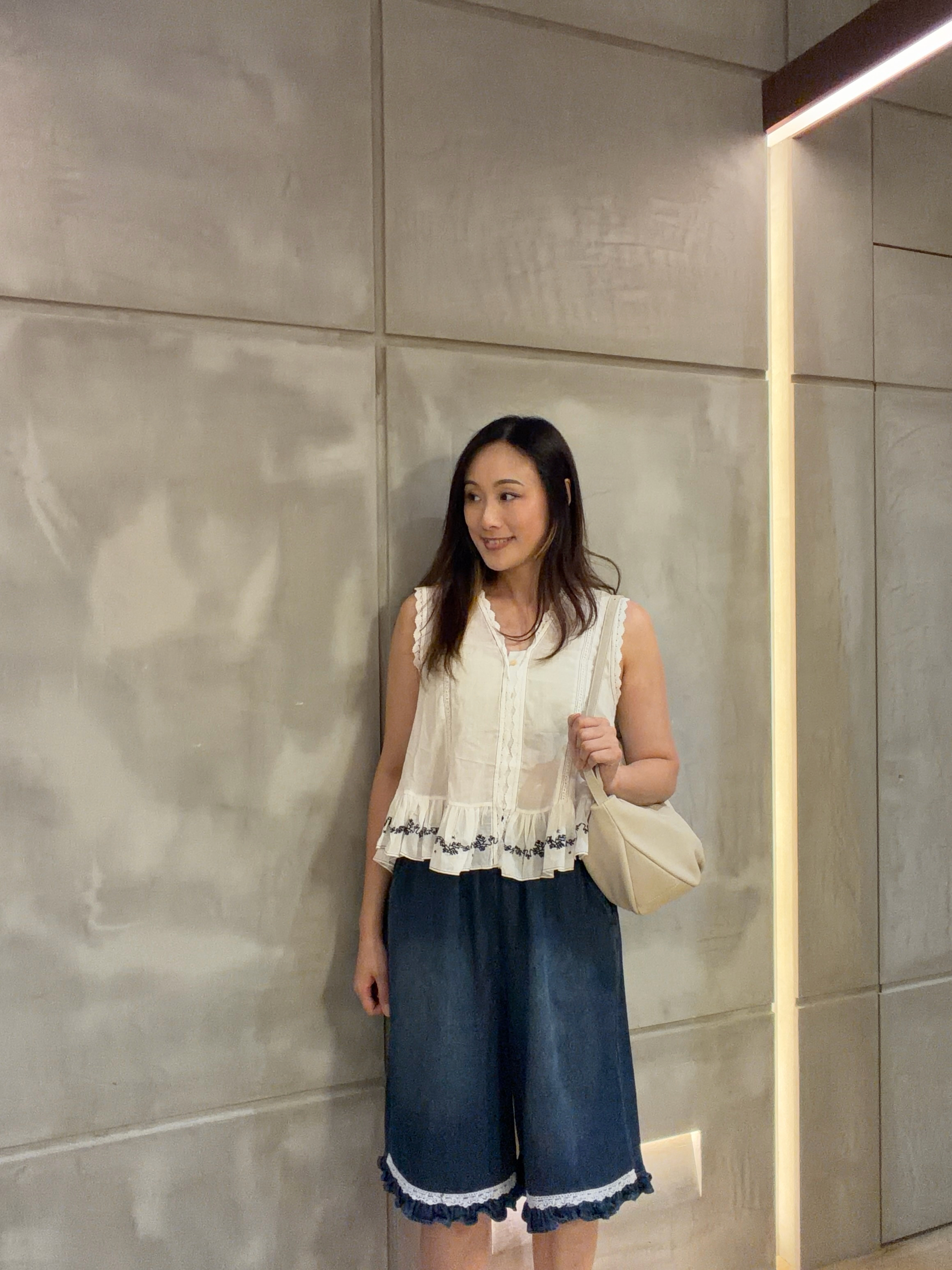 Ruffles 通花邊top