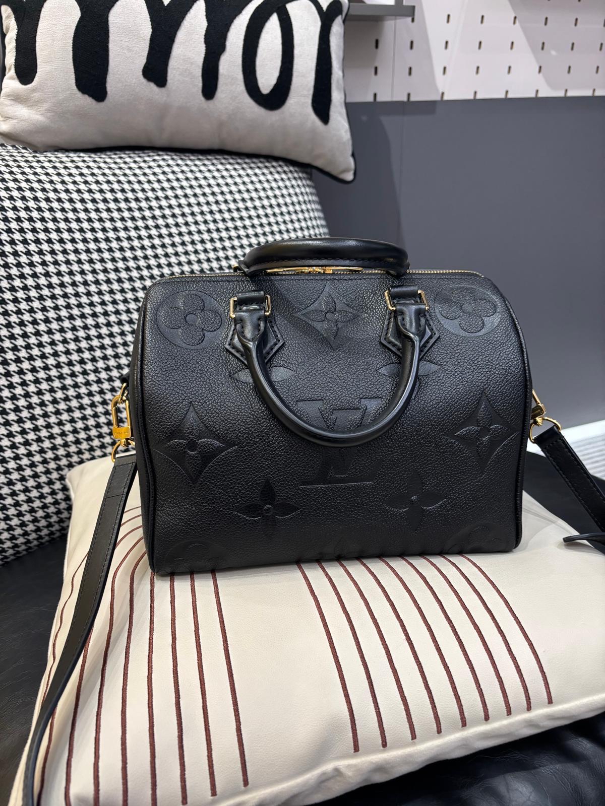 LV speedy Bandoulière 25 calfskin 100%Authentic, 98%New  ✅Key Lock ✅Dust bag