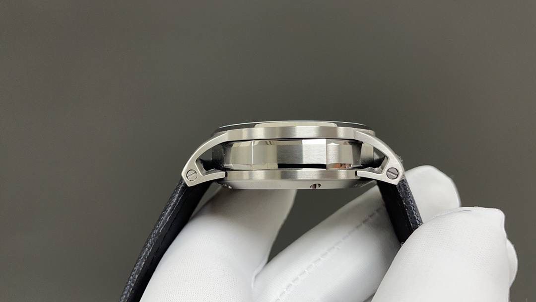 🚀皇家橡树26048离岸型41爱计时机械腕表💯 1.壳套按照原装开模多道工序顶级处理 2.一体字面立体工整的盘面“饼干纹理”和原装一模一样 3:316精钢表壳原装开模细节经过多道工序的打磨磨砂处理 4.7750机芯9字位小秒走时精准 5.表镜选用进口防眩水晶蓝宝石玻璃镜面 6.表带搭配进口意大利小牛皮以及帆布皮带，表扣实用原装针扣，尺寸41mm，爱彼入门级强烈推荐，精品打造