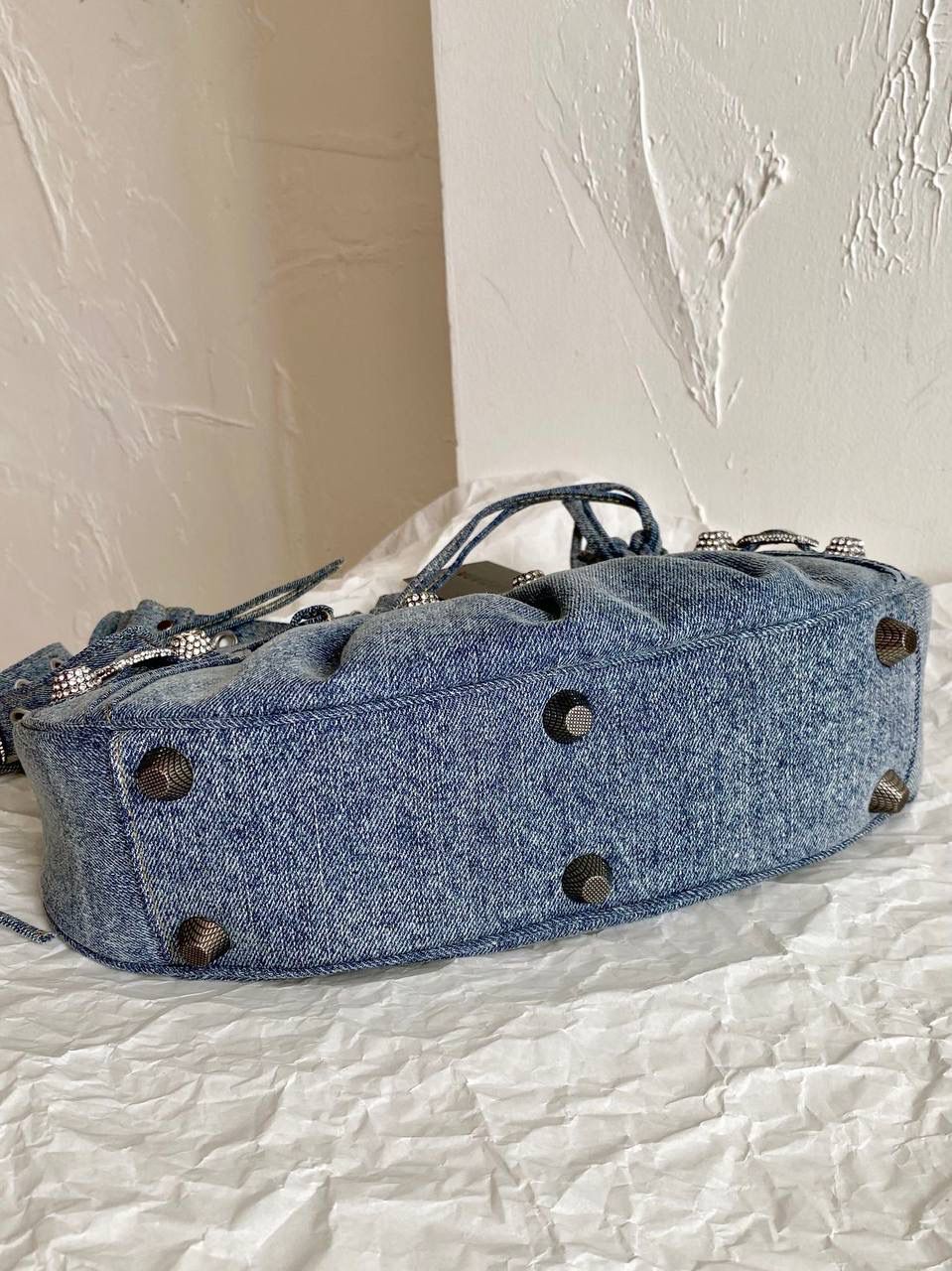 牛仔带钻S/33cm 🔹 ba1enciaga Le Cagole半月包饺子包机车包 今年牛仔很忙很忙，超级大爆款！ 牛仔➕带钻五金➕机车包 这三大元素拼一起就一个字，绝 ZP对色牛仔⚠️独家对版满钻五金⚠️ 姐妹们冲鸭～ S：33×16×8.4cm671307m XS：26×16×10cm671309m