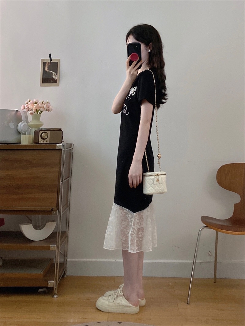 B65(6677) 韩系斜领单蕾丝吊带烫钻字母拼接下摆蕾丝透黑连身裙