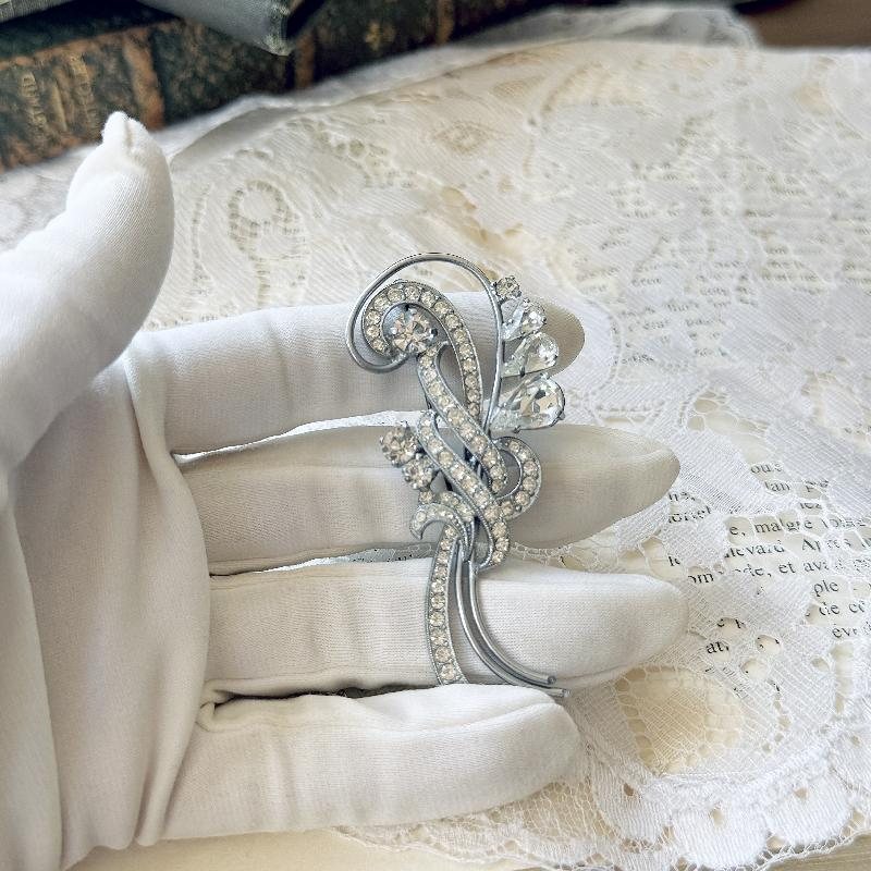 Vintage Mid-Century Czechoslovakian Scrollwork Rhinestone Brooch / Vintage Bridal Brooch (MW243)