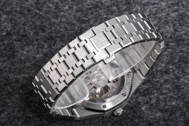 最新推出 2022 年爱彼皇家橡树自动上链陀飞轮腕表🚀🚀 腕表搭载爱彼新一代自产 Cal.2950 机芯，将浮动式陀飞轮与中央自动摆陀结合，兼顾复杂工艺与日常佩戴实用性。 41mm 表壳、12.5mm 厚度，尺寸刚刚好。经典 “Tapisserie” 格纹面盘改为以 6 点位陀飞轮为中心向外放射的新设计，视觉更有冲击力。 过去运动表偏实用，但现在高端玩家更在意“好看又够复杂”。这款皇家橡树自动陀飞轮，不只有陀飞轮的看点，还有自动上链的方便性，在运动表里算是少见的高阶配置，一亮相就成功吸引不少收藏家目光。