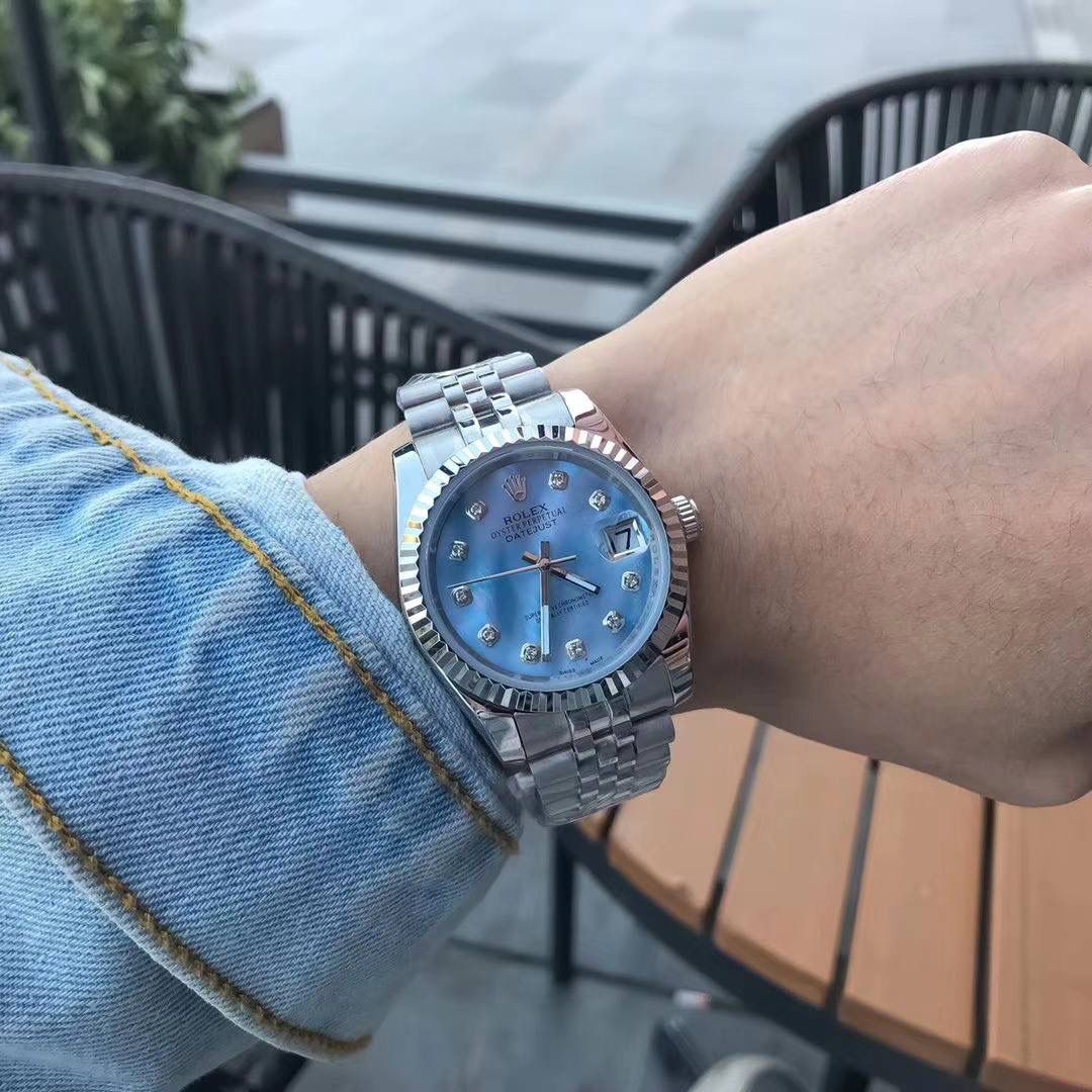 劳力士，Rolex系列日志腕表，采用全自动机械机芯，【表壳直径36mmX厚10mm与原装同步】有人钟情其精确，有人欣赏其典雅，有人喜爱其坚固，至尊名表劳力士（Rolex），品质精良，工艺精湛，糅合尊贵、典雅和独特气质于一身，位列世界手表业之翘楚，被称为“精确”的代名词，自家拍摄图片 演绎出奢华与精致的品牌精神