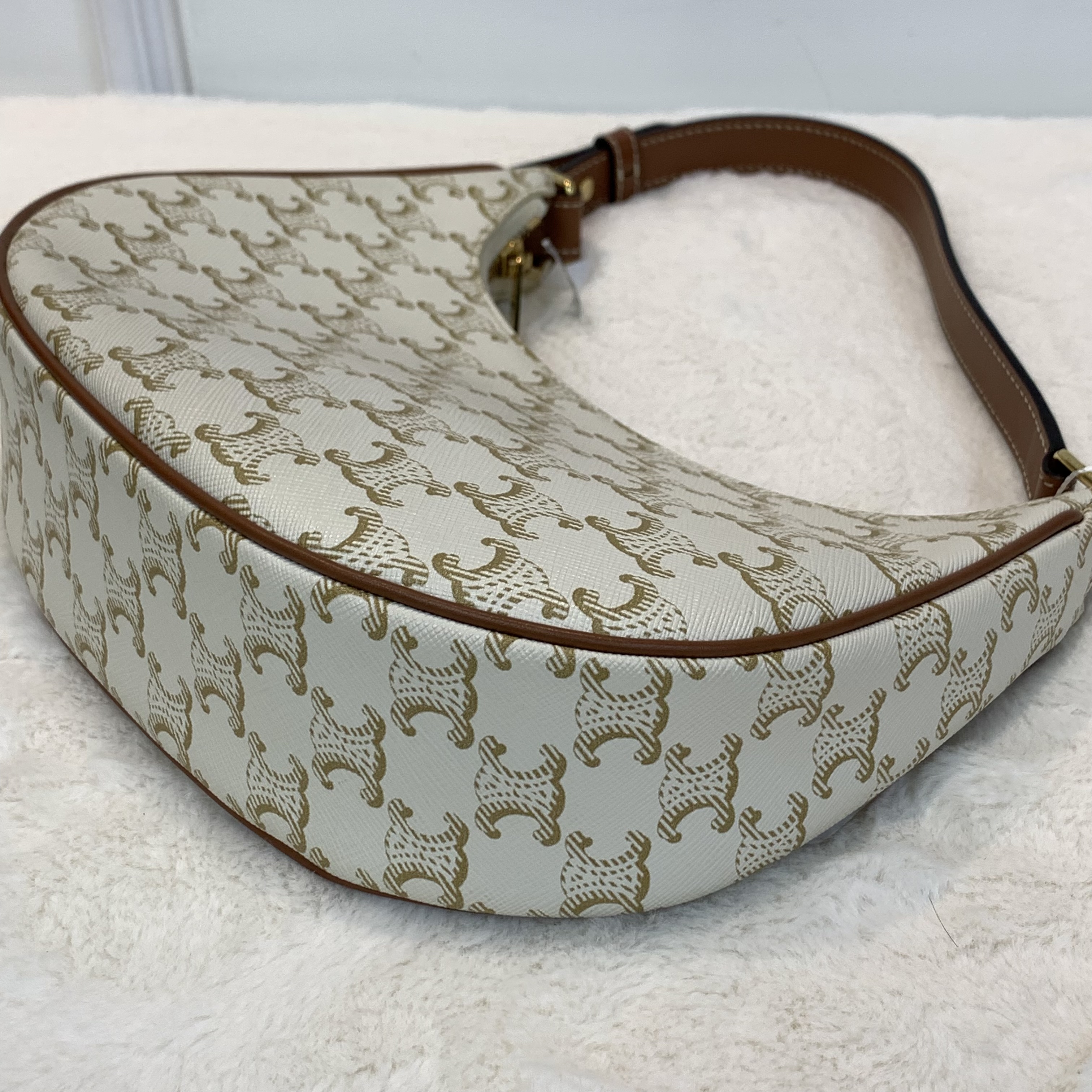 celine triomphe ava凱旋扣腋下包 