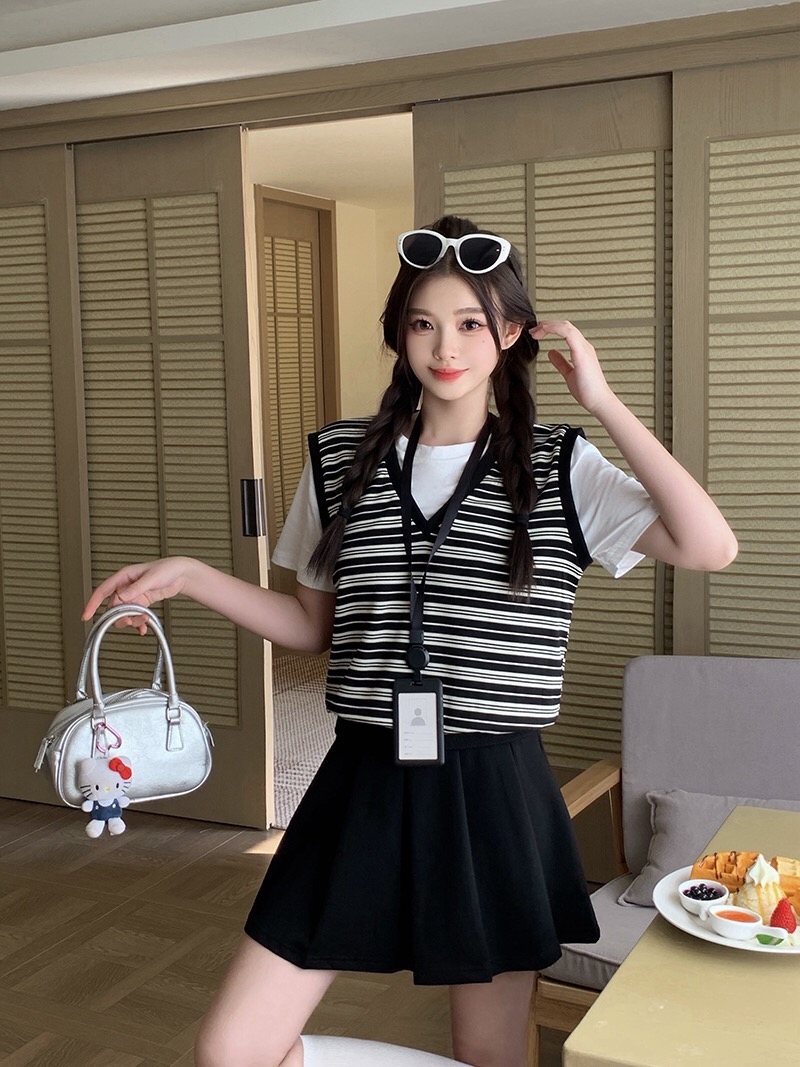 B92(36681) 韩系时尚假两件拼条纹马甲上衣与大版百褶短裙黑套装