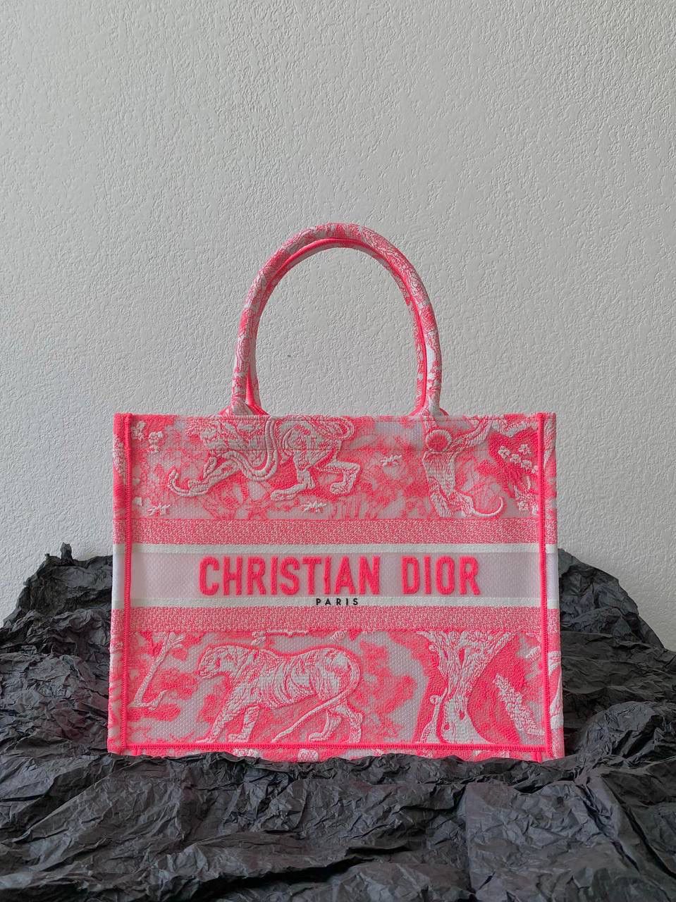 🈶透明粉中号 𝗖𝗗 𝗕𝗼𝗼𝗸 𝘁𝗼𝘁𝗲购物袋"夏日限定" 全新透明帆布材质，轻盈通透的质感 自带清凉属性，是这季的最大亮点🤟🏻 茹伊动物印花与荧光色调的碰撞 怎么会有这么好看的颜色啊😍 不愧是色彩大师，活力氛围拉满 超醒目的荧光效果和度假气息扑面而来 将优雅融为一体，谁心动了，我不说 刺绣的复杂程度，直接搞疯师傅们 这只购物袋真的要细品，那那都是细节 size：36.5×28×17.5cm