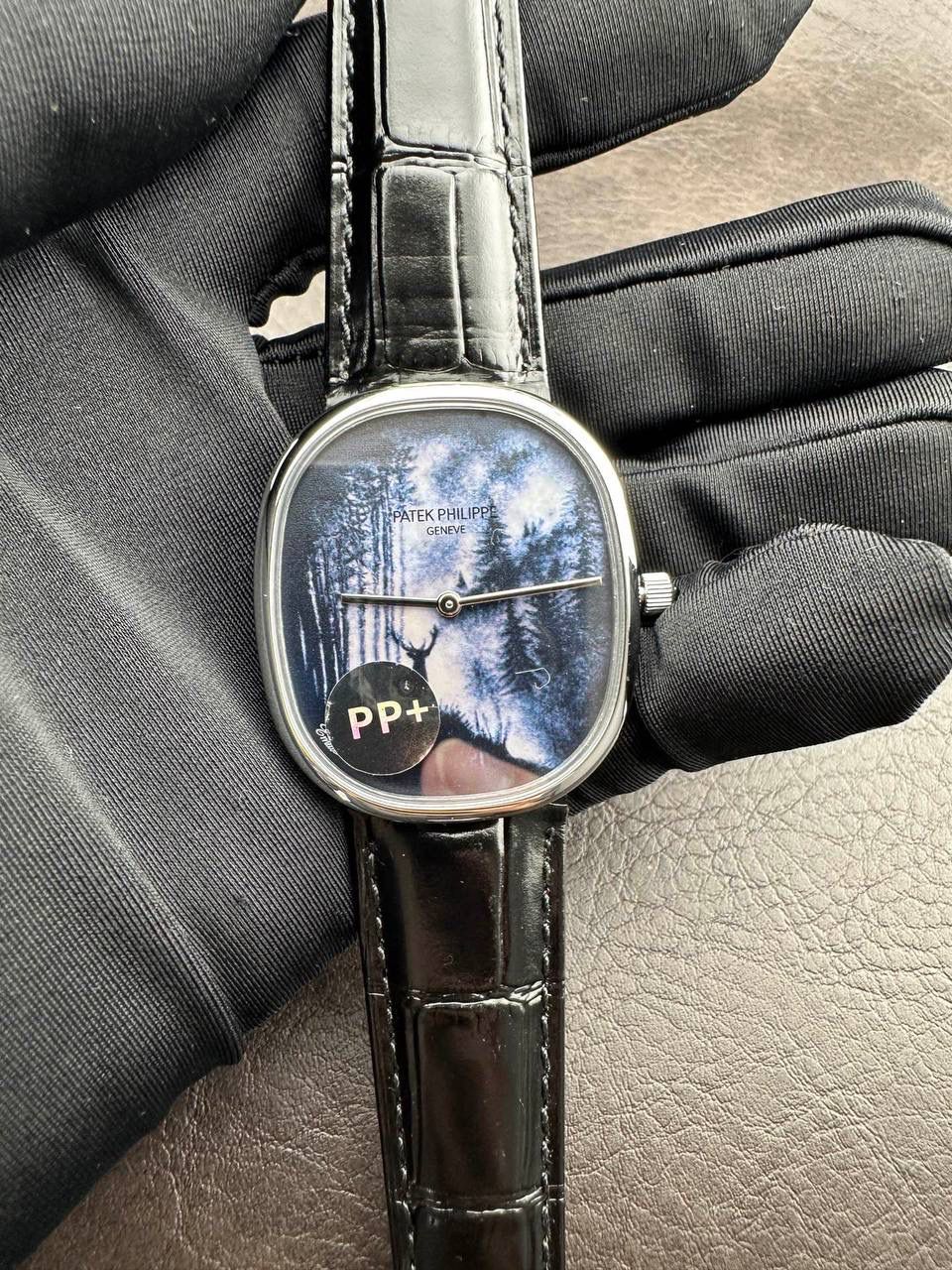 PP➕ Factory2025新品首发｜百达5738系列 68克配重版 复刻经典，更胜经典——GOLDEN ELLIPSE 黄金椭圆腕表重磅登场！ ✅ 黄金分割美学重塑：遵循1:1.6181经典比例，34.5MM×39.5MM椭圆表径搭配7.7MM纤薄厚度，复刻古典韵味与佩戴舒适度。 ✅ 316L精钢表壳：介于圆形与矩形之间的别致椭圆轮廓，还原原版线条张力，质感细腻出众。 ✅ 3D立体云贝母表盘：专属浮雕打印工艺，折射神秘深邃光泽，告别市面暗淡平庸款，上手自带高光。 ✅ 定制进口小牛皮表带：21X16尺寸对版原配，搭配同型椭圆表扣，与表壳设计遥相呼应，贴合手腕更显格调。 ✅ 9015精准机芯：走时稳定精准，兼顾实用性与耐用性，日常佩戴无压力。 PP➕不做“远观款”，只为呈现最接近原版的真实佩戴体验——从细节质感 to 上手触感，每一处都经得起近距离审视，让经典韵味在腕间完美延续！