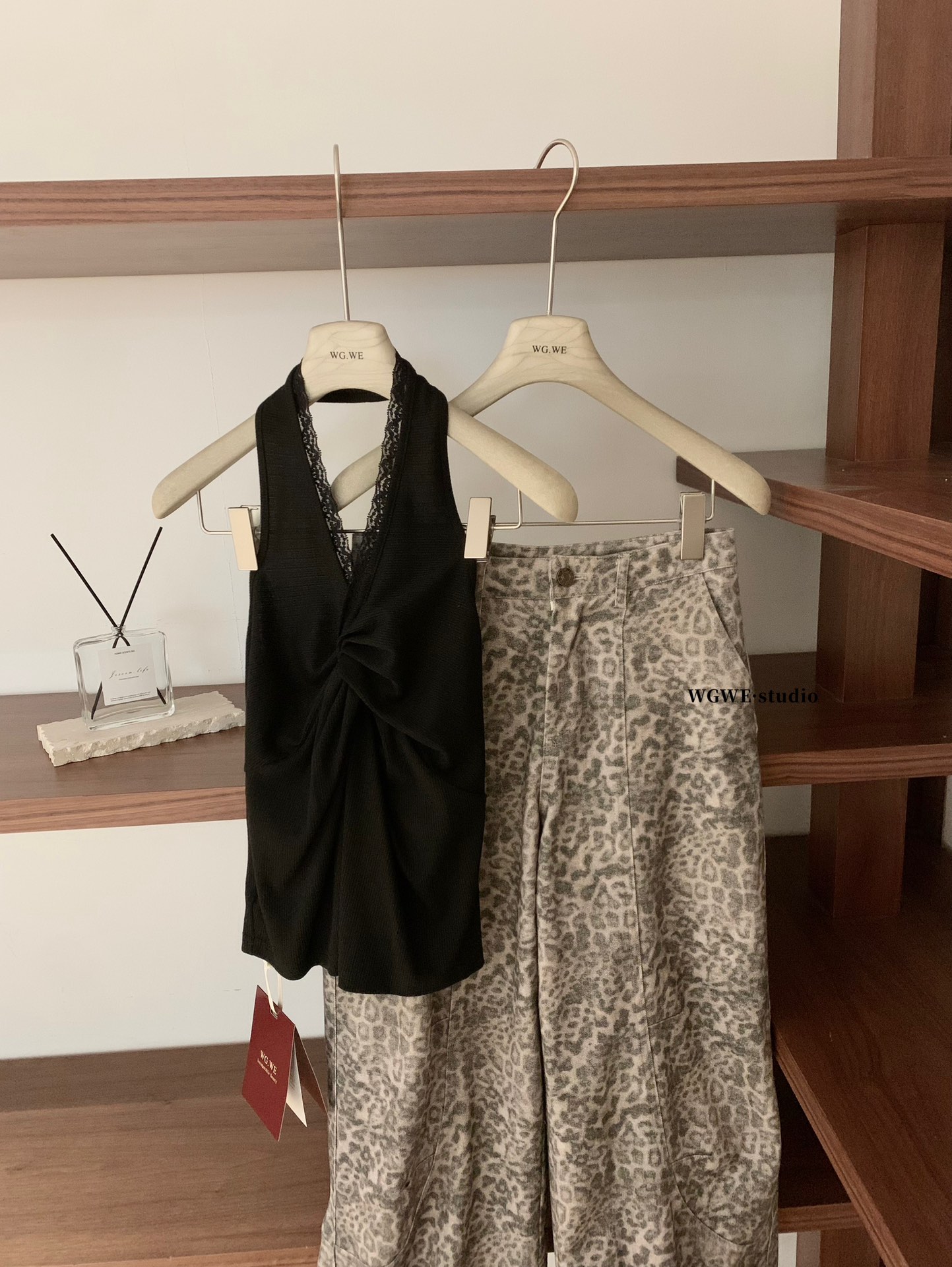 4604“ French Lace Halter Top”法式蕾丝扭结挂脖