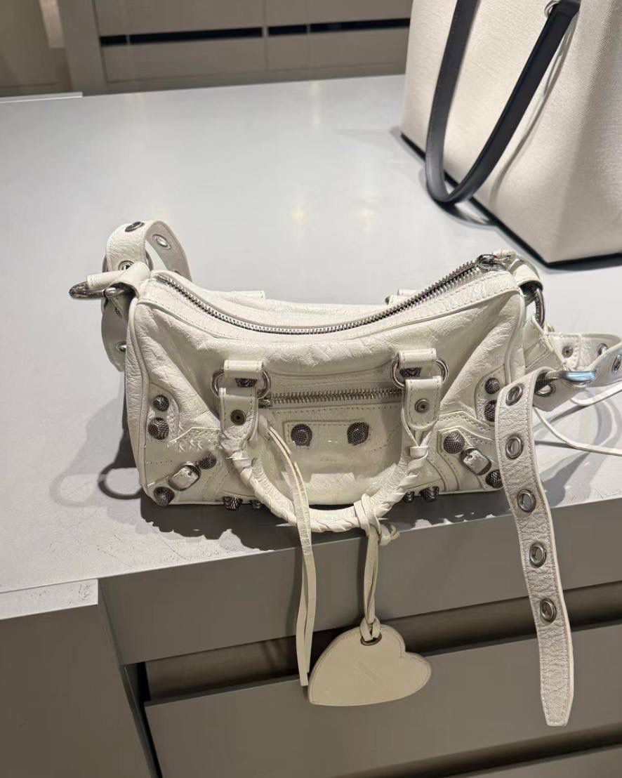 ⏰ ba1enciaga duffle cagole波士顿机车包白色🍚 机车系列壮哉，又出新款咯～ 这只出来也是一眼爱 波士顿的包型真的不要太实用 手拎有腔调，斜挎也不违和 依旧采用原厂意大利VignolaNobile皮料 你们懂的😎 19.8×14×11.9cm743356m