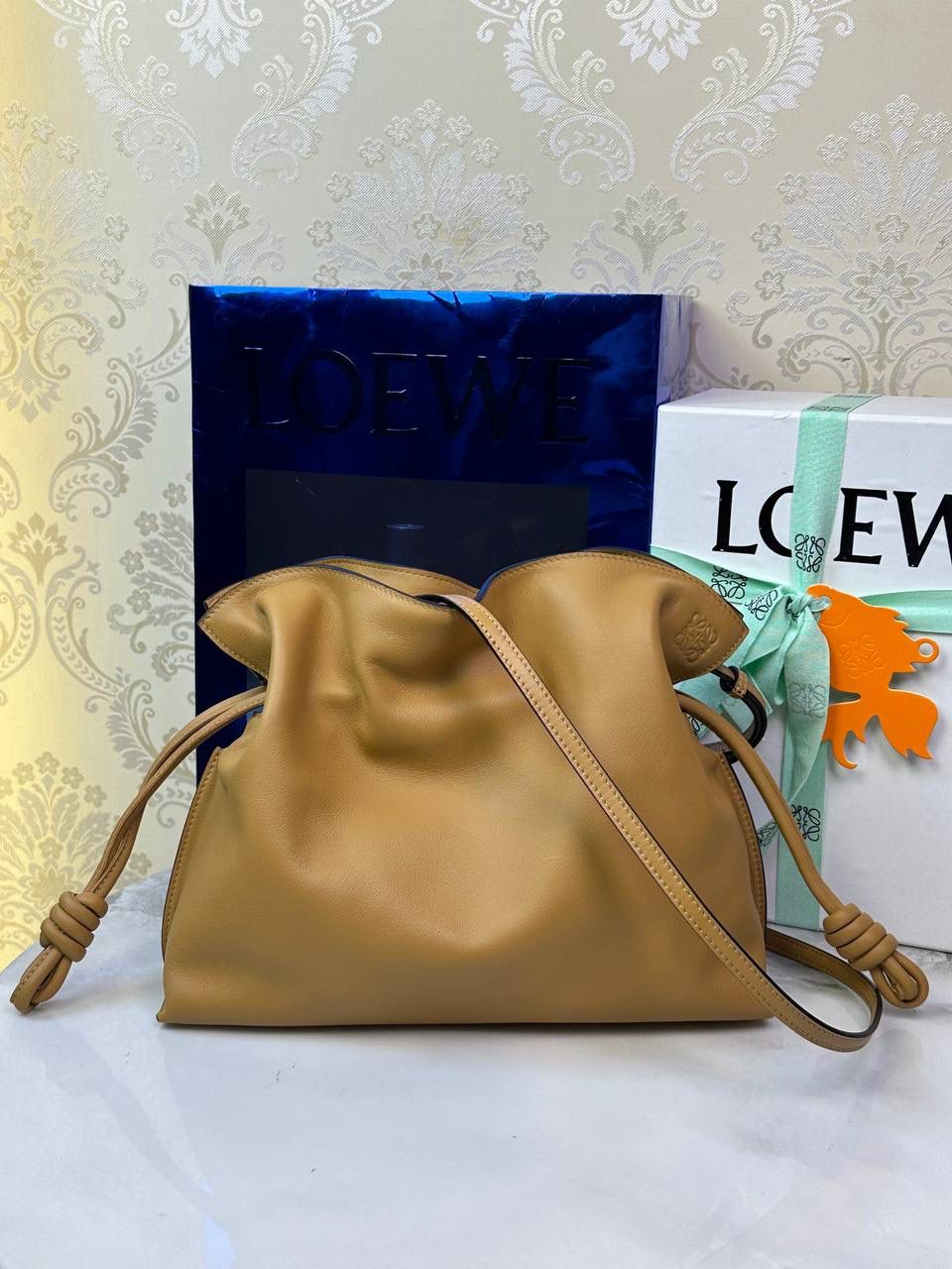 Flamenco clutch✦中号✦ 尺寸：𝟑𝟎-𝟐𝟒.𝟓-𝟏𝟎.𝟓𝐜𝐦 型号：052028 棕色 ❤️flamenco clutch bag可手拿亦可优雅斜挎 云朵般温暖亦轻盈的造型如此简单，💯耐看💯不会out的款式！ ❤️包袋采用进口小牛皮，手感如羊皮般细腻柔软，却比羊皮更加结实耐用，麂皮内衬 ❤️品牌标志性绳结设计，收紧袋口就是小福袋造型，超Q，看着不大实际超会装😇