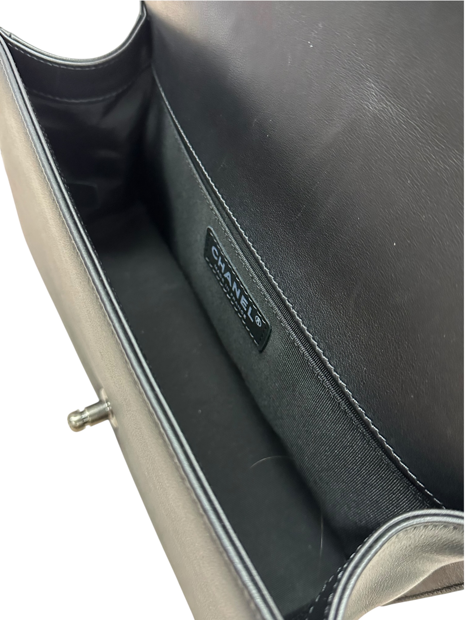 Pre-owned Chanel Boy 25 Flap Bag Calfskin / Product Code: 082107