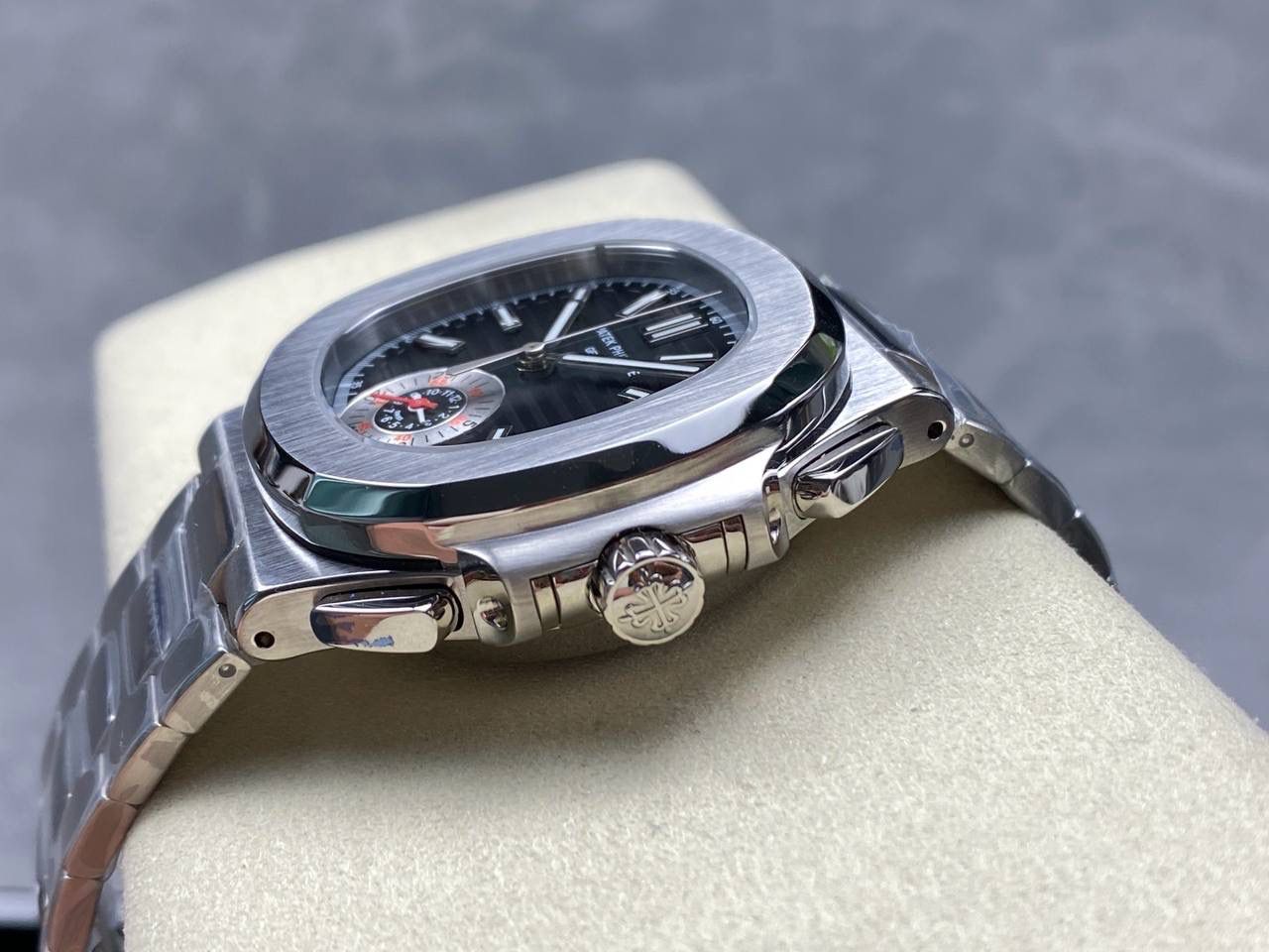 V2版真功能🌐真小秒！3K工厂 百达翡丽鹦鹉螺5980/1A-014多功能计时腕表V2版本，真小秒、真功能！【表壳】腕表尺寸40.5毫米，同正品一致的枕型表壳采用正面拉丝，侧面抛光的两种工艺组合，层次感分明，质感十足。尽显精湛工艺。【表带】采用原装表带一比一量身打造，每节表带的中央抛光部位，都能呈现钻石的形状，尽显高级质感。【机芯】3K厂采用定制版PP.CH28-520机芯，完美还原正品，时分秒，日期，和计时大秒功能。欢迎各位表友品鉴🌐