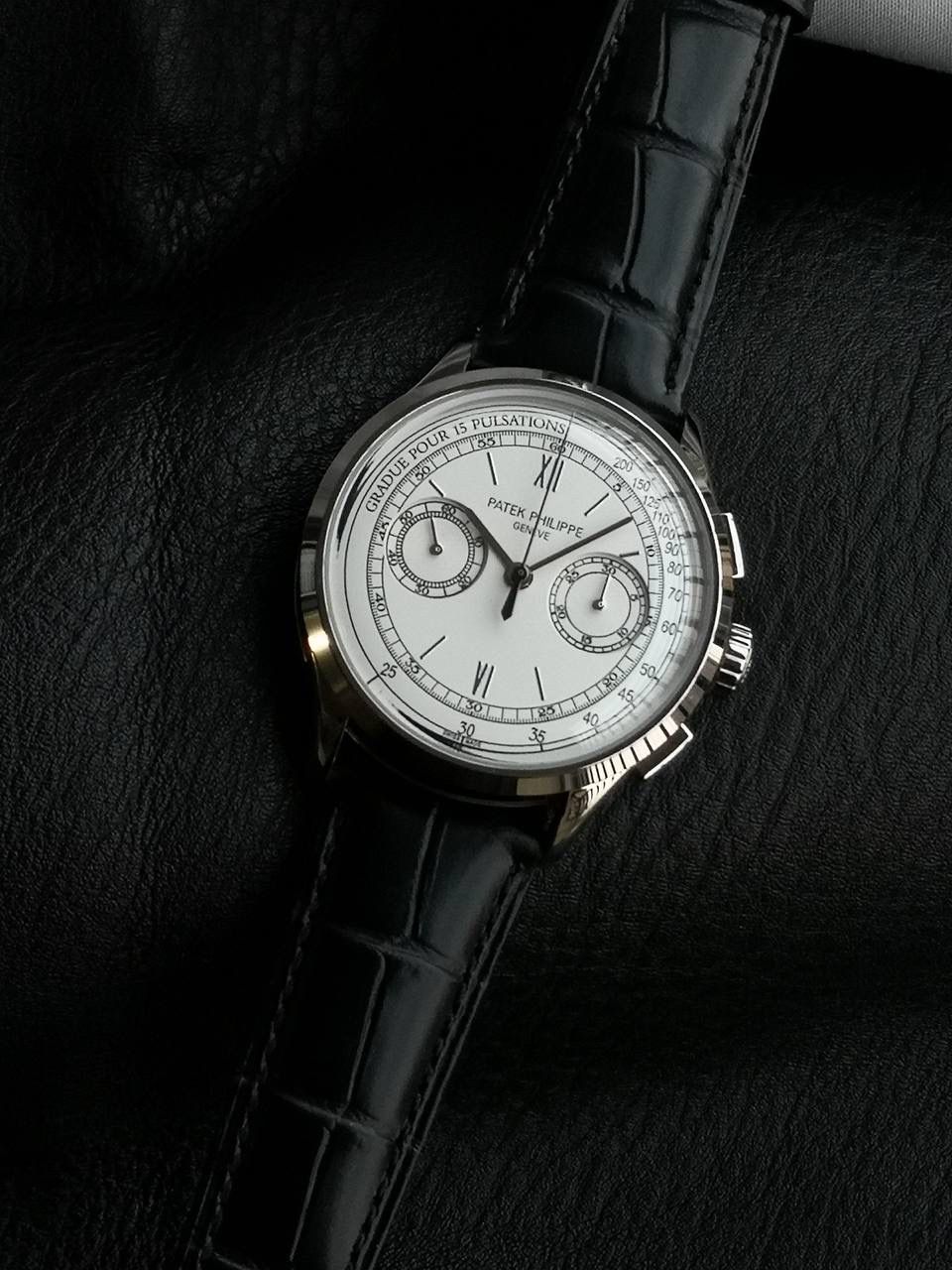 百达翡丽复杂功能时计5170G多功能腕表，堪称腕表精品当中的精品！😍✨🔥 腕表直径为42毫米，作为一款男士腕表，它的表盘大小适中。为我们奉上对称的美感，整个表盘的布局大方得体，包括了如此之多的功能的同时，又不会让人觉得繁杂。 机芯采用了7750机芯完美还原正品诸多功能，提供了强大的时间衡量功能。意大利牛皮表带，专属的灯笼扣，任何季节，任何场所，任何职业人均适合佩戴，让手腕佩戴得更舒适，让气质绽放。此款腕表具有30米防水功能，满足大众日常生活，休闲度假必备腕表。 百达翡丽5170G可以说是腕表中的精品，功能方面的巧妙构思，外观上的合理布局，以及优越的机芯性能，无一不体现出百达翡丽的独特设计，一件经典的艺术品，一件完美的收藏品。