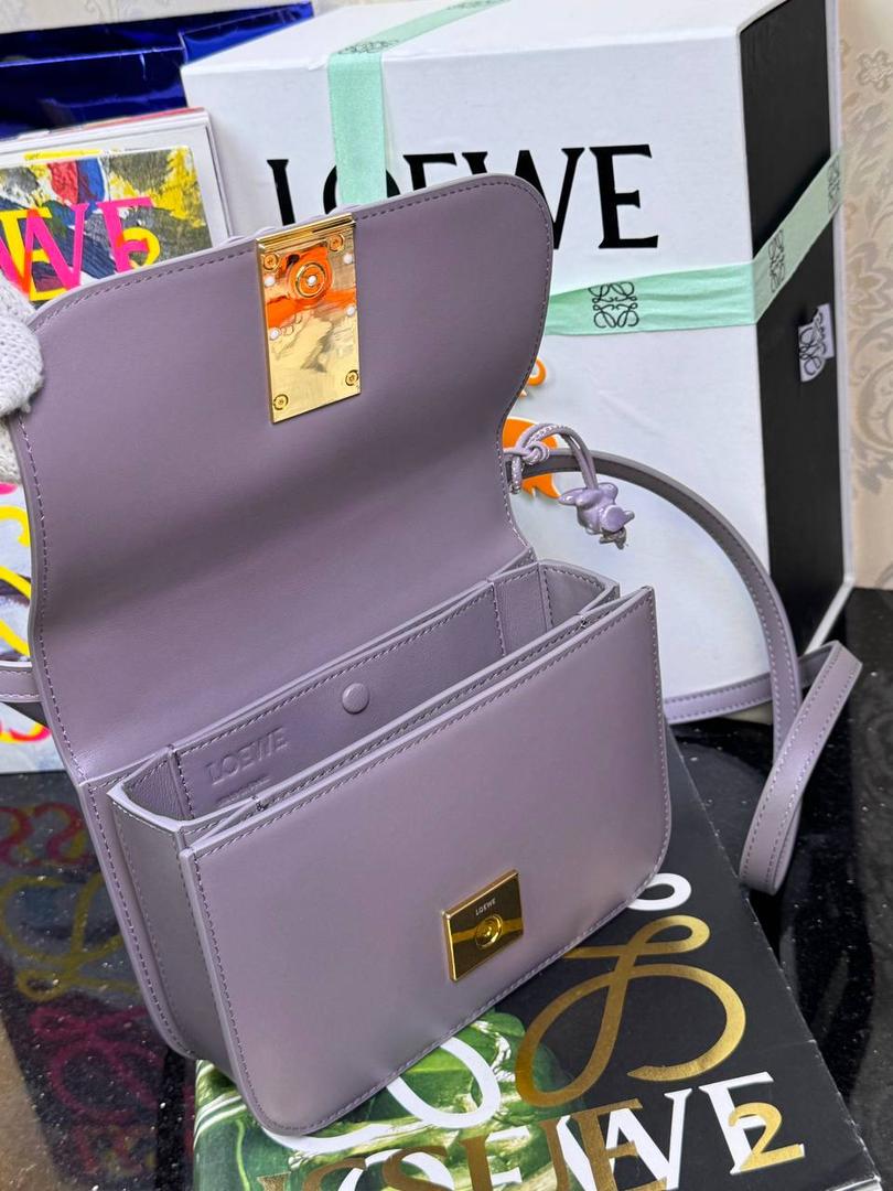 🎈单色釉𝘎𝘰𝘺𝘢*缎面皮 —【藕粉紫釉到货✅】 尺寸：𝟏𝟗-𝟔-𝟏𝟑.𝟓𝐜𝐦 编码：262123 【配全套礼盒】 ✅汲取古代单色釉瓷器色彩灵感，全新打造𝘓𝘰𝘸𝘦*单色釉系列。该款采用缎面丝绸牛皮搭配内里纳帕羊皮，手感丝滑细腻。正面立体膨胀𝘈𝘯𝘨𝘳𝘢𝘮 𝘓𝘰𝘨𝘰设计搭配陶瓷小兔子挂饰，堪称时尚界的艺术品。 ✅磁扣开合，内部3个隔层设计，以及按扣和背面小侧袋，收纳方便➕安全感满分，能装，好搭。