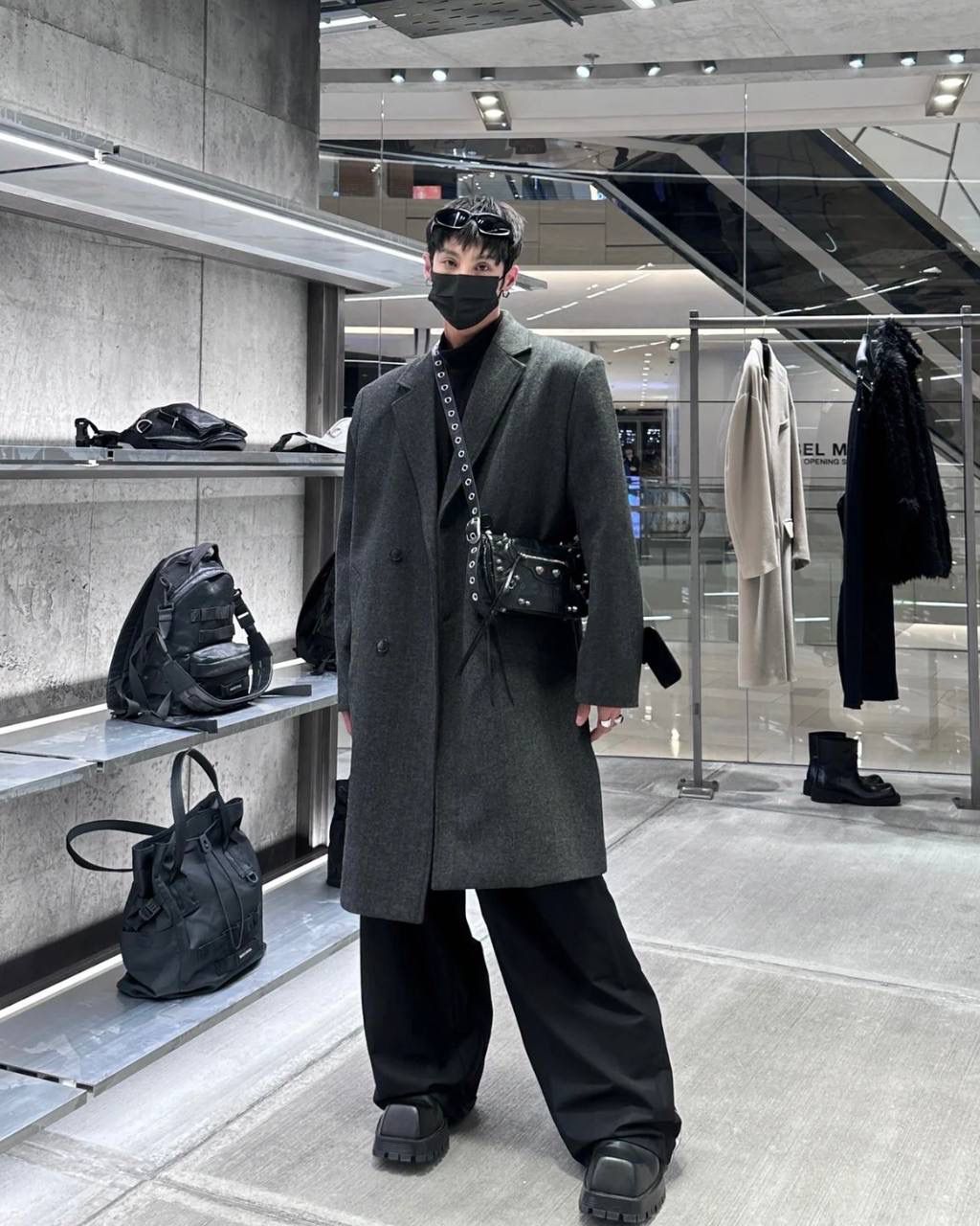 ba1enciaga le cagole机车翻盖包👜❤️‍🩹 现在的男生打扮得越来越年轻时髦 这种时髦的男包简直像珍宝一样难得 他们家真的太懂现在的潮男潮女的需求了 这只翻盖的感觉更特别！ 而且用起来更方便，打开盖子就行 包身上吊着的卡包和耳机包 砖柜单独买一个都要k➕！！ 省大钱了！ 咱家的油蜡皮爆裂感老客都知道的 纹路必须狠狠的"裂"开来 那种平滑的便宜的不对版皮请靠边～ ZP开发⚠️所有细节一致 24×14×5cm719082m