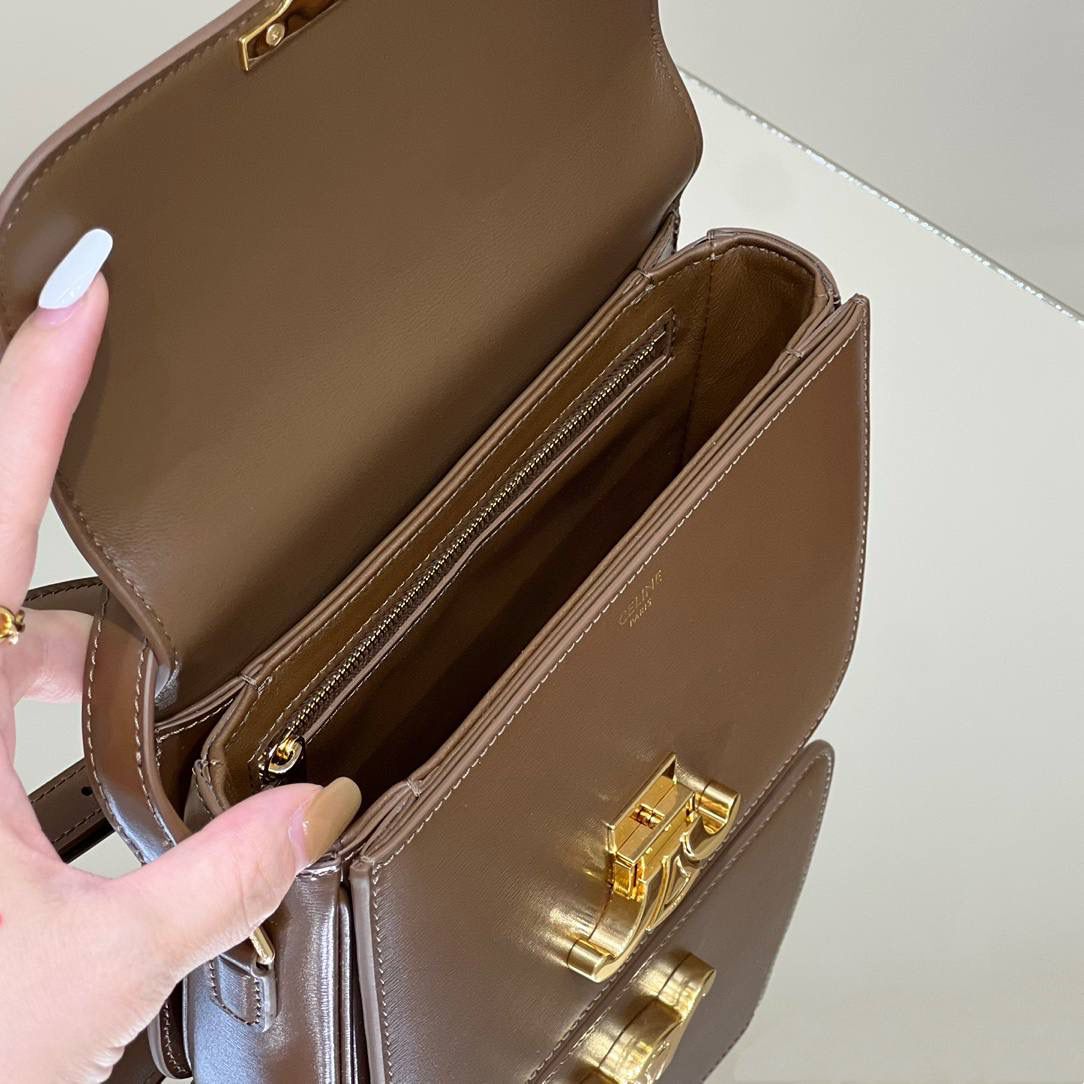 🔥大货实拍图 𝗖𝗘𝗟𝗜𝗡𝗘 ♥ 𝗧𝗘𝗘𝗡 𝗧𝗥𝗜𝗢𝗠𝗣𝗛𝗘 型号：188423 中号尺寸：22.5*16*7cm 小号尺寸：18.5*14*6cm