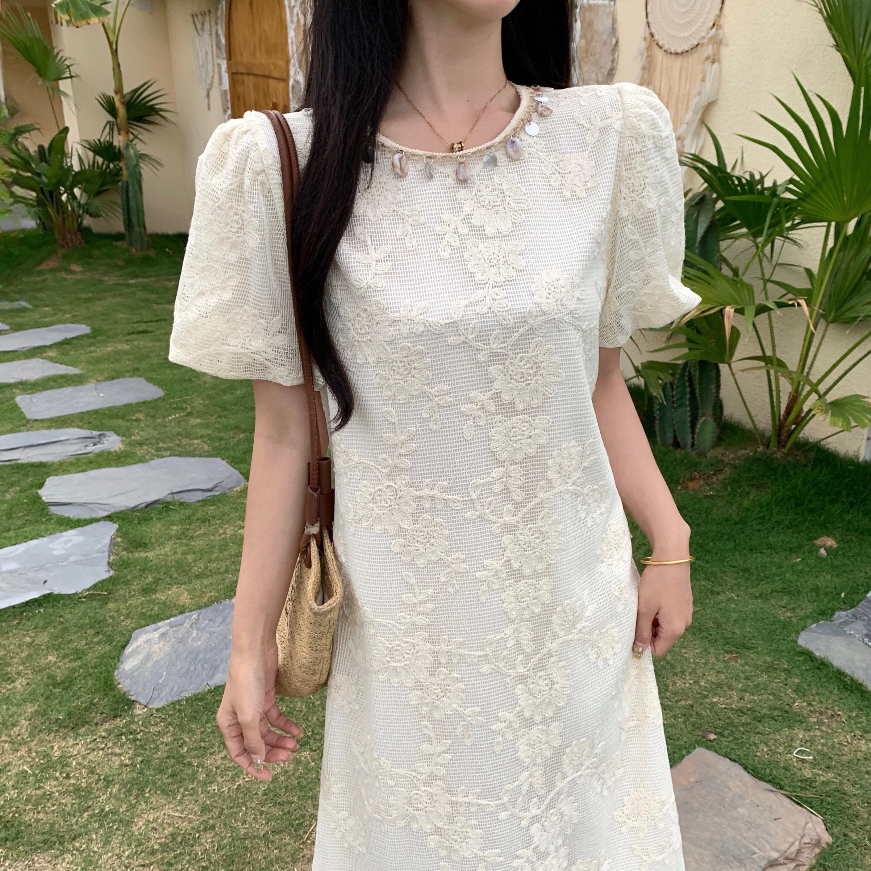 B115(6919) 法式刺绣提花流苏串贝壳领边雪纺透荷叶下摆杏连身裙