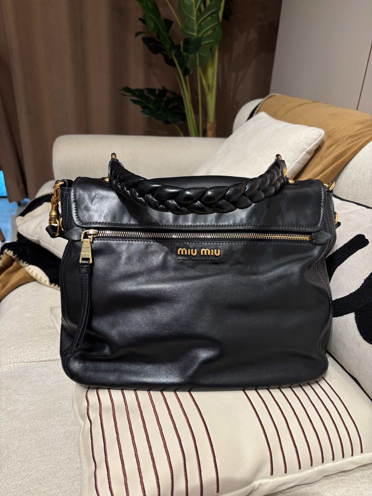 Miu miu calfskin 2way bag 黑金 100%Authentic, 95%new