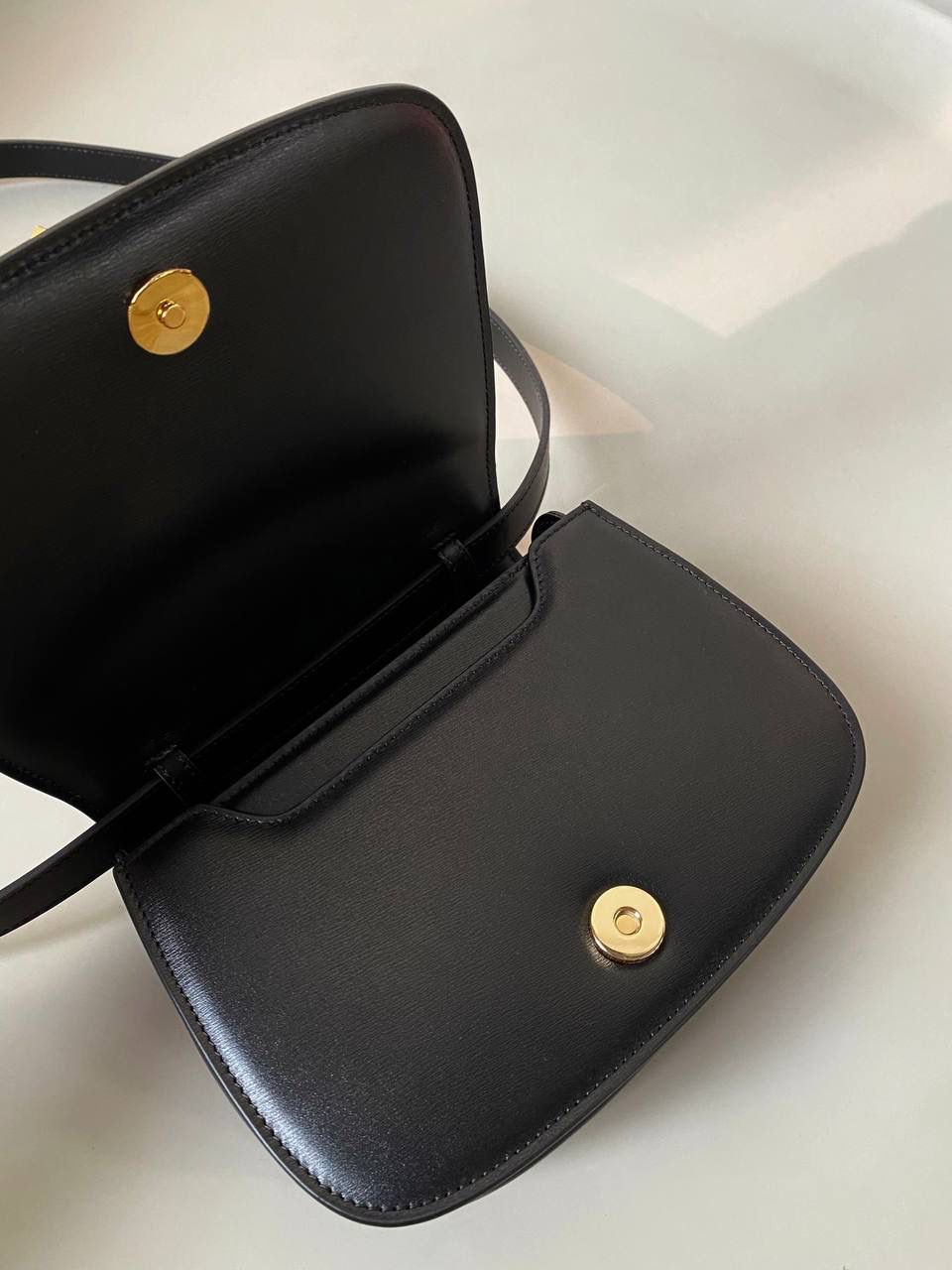 🈶黑色大号 𝐃𝐢𝐨𝐫 𝐓𝐨𝐩 𝐡𝐚𝐧𝐝𝐥𝐞蒙田30 蒙田大家都知道，从来没有失望过🤩 质感和纹理还是一如既往的好， 有光泽感之外还非常轻 耐磨！ 19×12×8cm