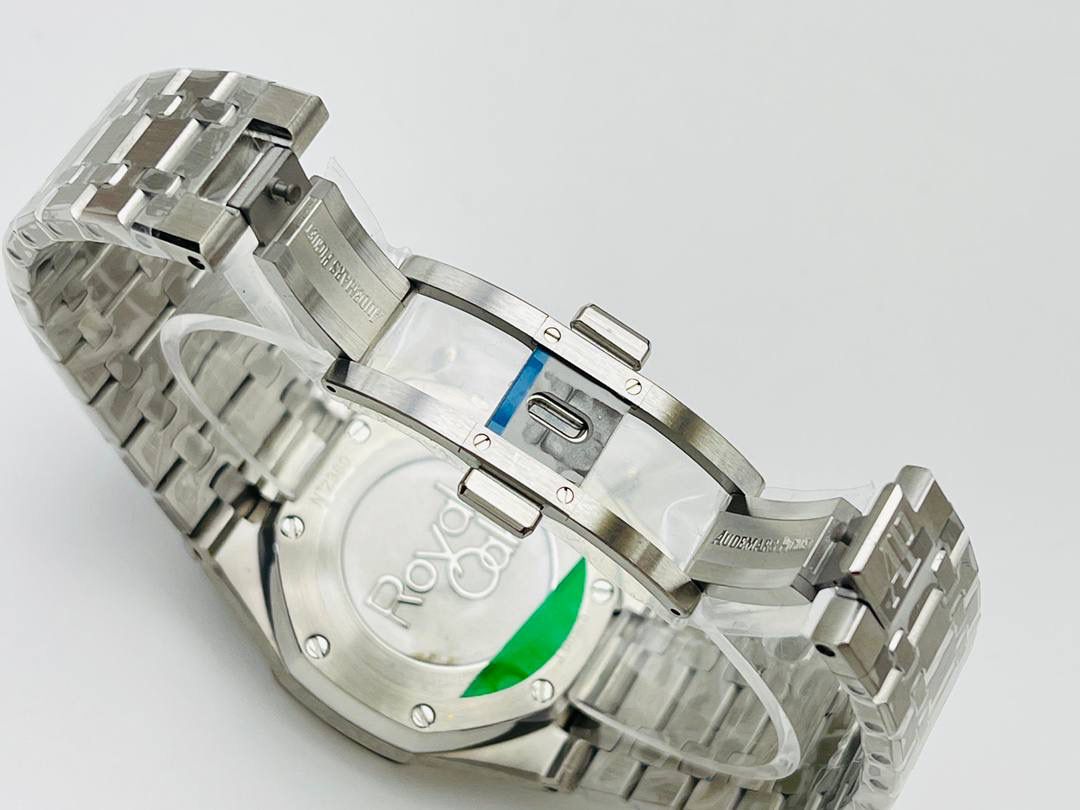 AP爱.彼皇家橡树系列26331OR多功能计时机械腕表41MM！ 1⃣️【机芯】7750改原装机芯 6字位小秒 功能与原装一致！ 2⃣️【表镜】表镜选用进口蓝宝石玻璃镜面！ 3⃣️【表壳】采用进口316精钢表壳，表壳通过拉丝和部分抛光打磨处理之后，忽明忽暗展现出精致而硬气的独特气质！ 4⃣️【头粒】头粒设计与专柜一致可以微调 佩戴更佳贴手舒适 经过多道工序的打磨和磨砂处理，终把AP特有的八角型表圈表达出棱角分明的线条！ 5⃣️【表盘】超强夜光显示，可以在任何环境下读取时间！