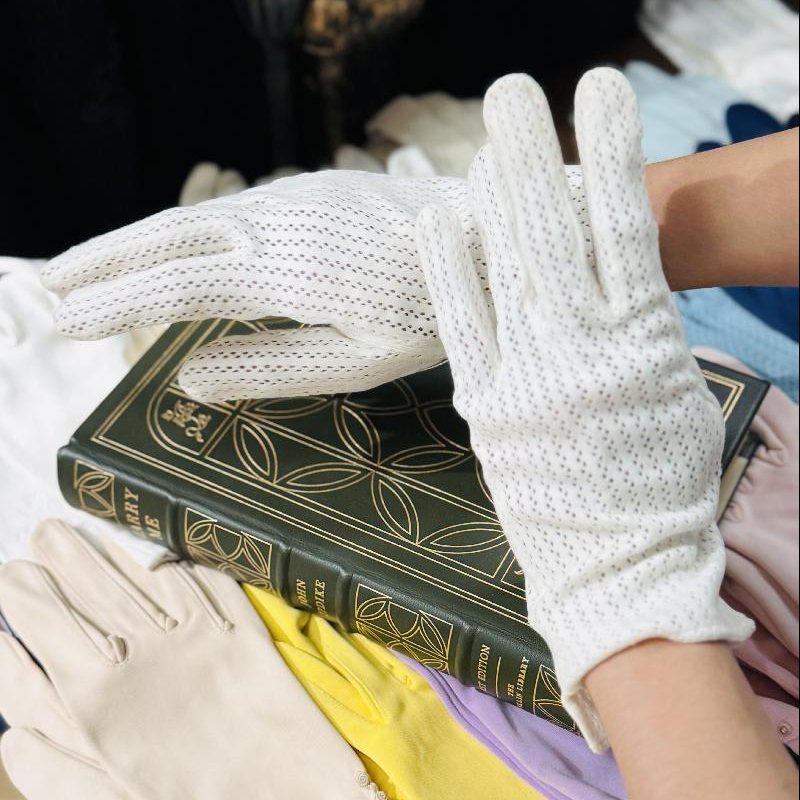 Vintage Stretchy White Fabric Gloves - size M /L(MT2425)