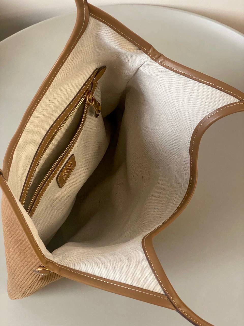 🈶肉桂色 𝗠𝗶𝘂𝗠𝗶𝘂 托特，大爆款 火爆全网miu系灯芯绒来啦！ 软绵绵质感，秋冬季的断货王！！ 它的质地厚实结实却又柔软舒适 是时尚界中不可或缺的百搭单品了 超大容量更不用多说，挺阔感满分 整体非常慵懒惬意，真的做到好看 好背 好用 35×40cm #F0110m