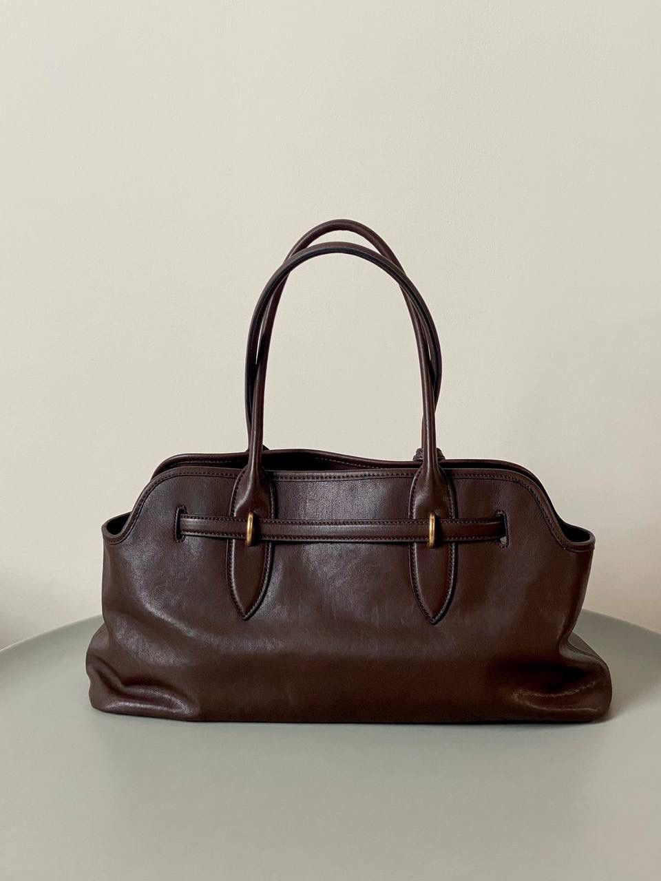 🈶石南木色 𝗠𝗶𝘂𝗠𝗶𝘂 手提包·横版 这只Aventure我要夸爆它！ 绝对是公文包中的颜值天花板 这款有多难买不用多说，绝对的断货王 酷酷的慵懒感洋气且时髦 还有一丢vintage感，超有调 上班通勤，日常出街都超出片 22.5×44×14.5cm #F0023m